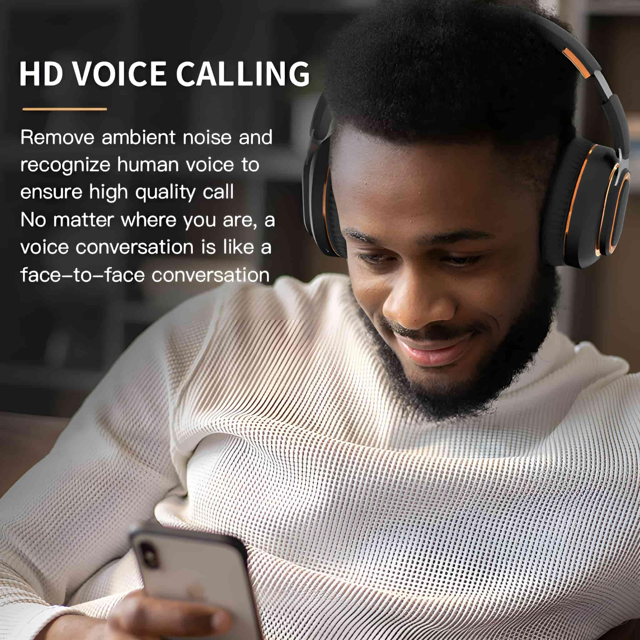 Ein Mann mit Kopfhörern, der ein Telefon hält. Textüberlagerung: HD VOICE CALLING.