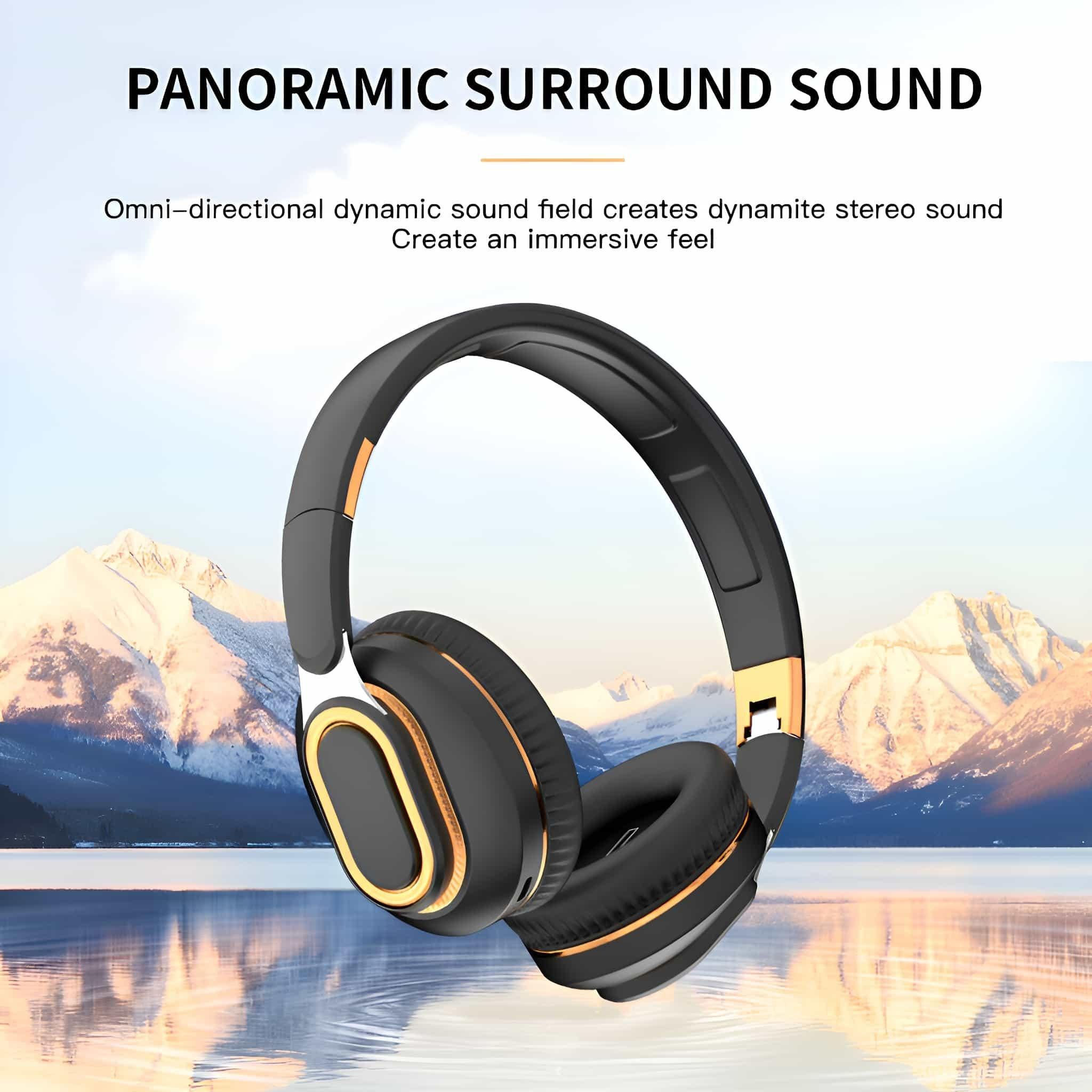 Kopfhörer mit goldenen Akzenten vor einer Berg- und Seelandschaft. Text lautet 'Panoramic Surround Sound'.