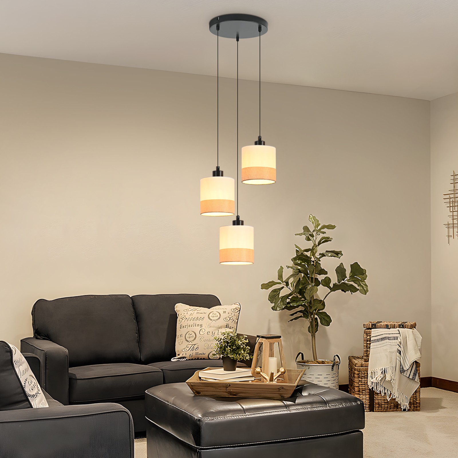 Wohnzimmerszene mit Hängelampen, dunklem Sofa, Ottomanen, Pflanzen und dekorativen Gegenständen. Neutrale Wände und Teppich.