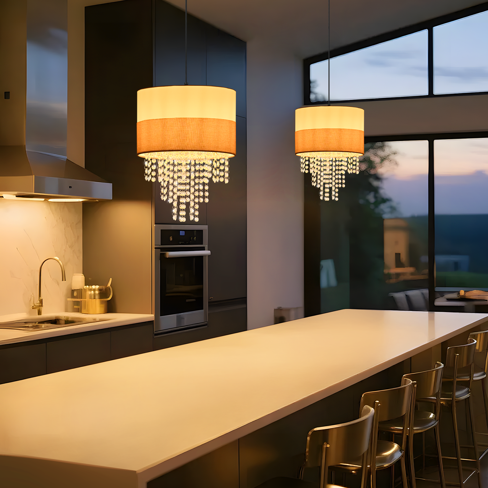 Moderne Küche mit Kronleuchtern, einer Insel und Barhockern. Abendlicht durch Fenster.