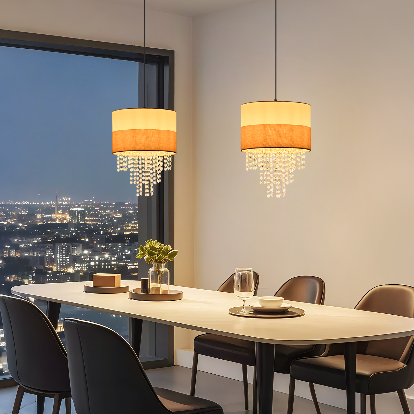 Esszimmer mit Kronleuchtern, Esstisch, Stühlen und Blick auf die Stadt durch das Fenster bei Nacht.