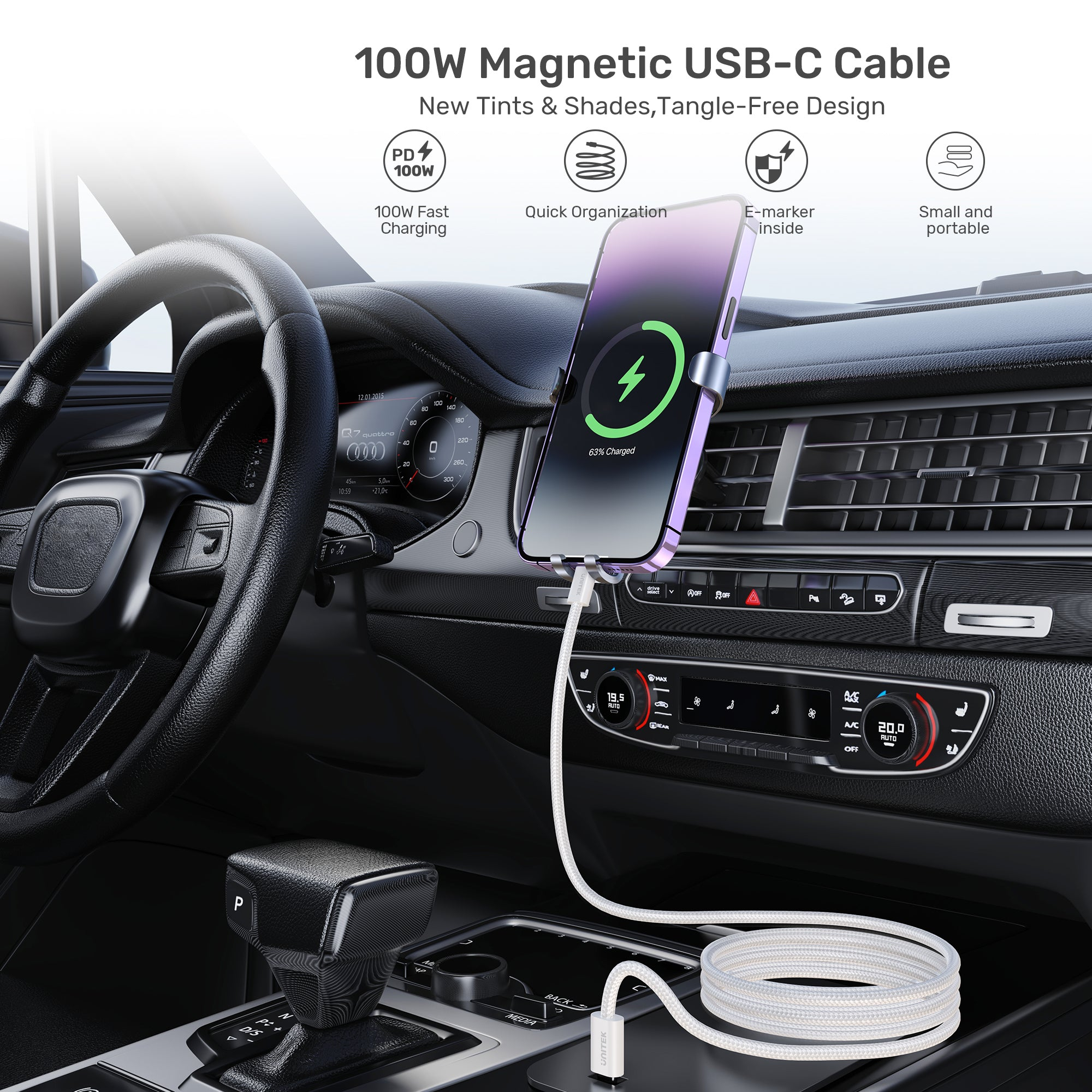 Intérieur de voiture avec chargement de téléphone. Un câble et un support de téléphone sont visibles. Tableau de bord et volant sont également visibles.