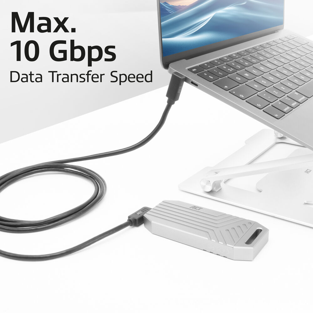 Laptop verbonden met een zilveren externe schijf via een zwarte kabel. Tekst: 'Max. 10 Gbps Dataoverdrachtssnelheid'.