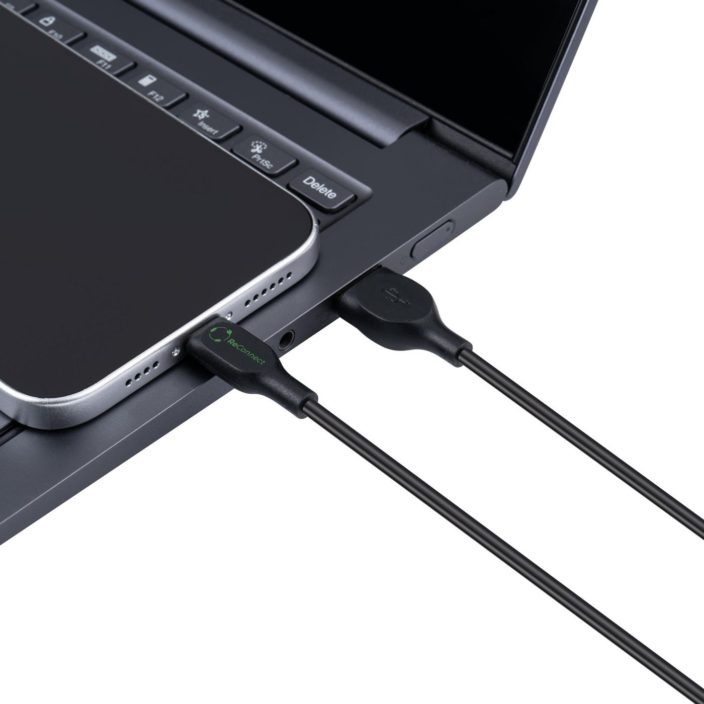 Un smartphone connecté à un ordinateur portable via un câble de charge noir. Le câble est branché sur les deux appareils.
