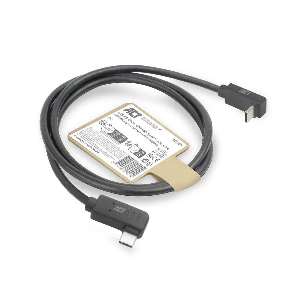 Een zwarte USB-C-kabel met haakse connectoren en een productlabel ligt op een wit oppervlak.
