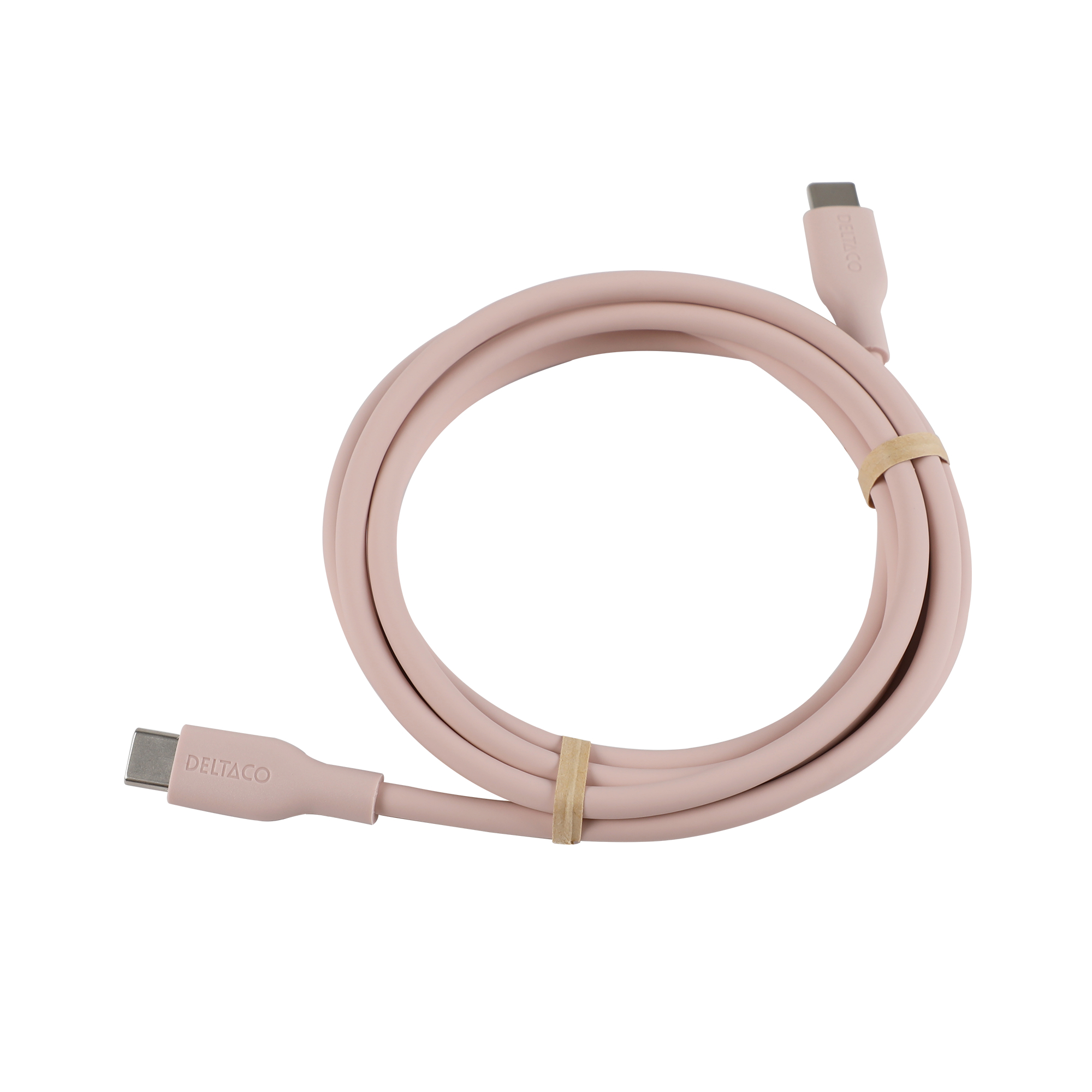Un cable USB-C rosa con la marca DELTACO, enrollado y asegurado con una banda de goma, aislado sobre un fondo blanco.