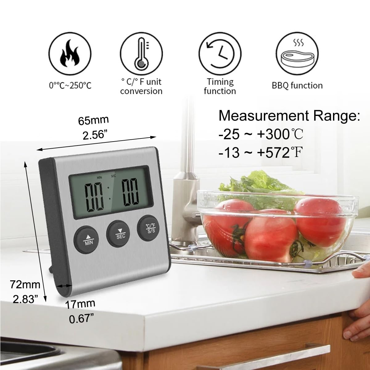 Ein digitaler Küchentimer zeigt 00:00 an. Daneben liegen Tomaten und Salat in einer Glasschüssel. Maße und Symbole sind ebenfalls vorhanden.
