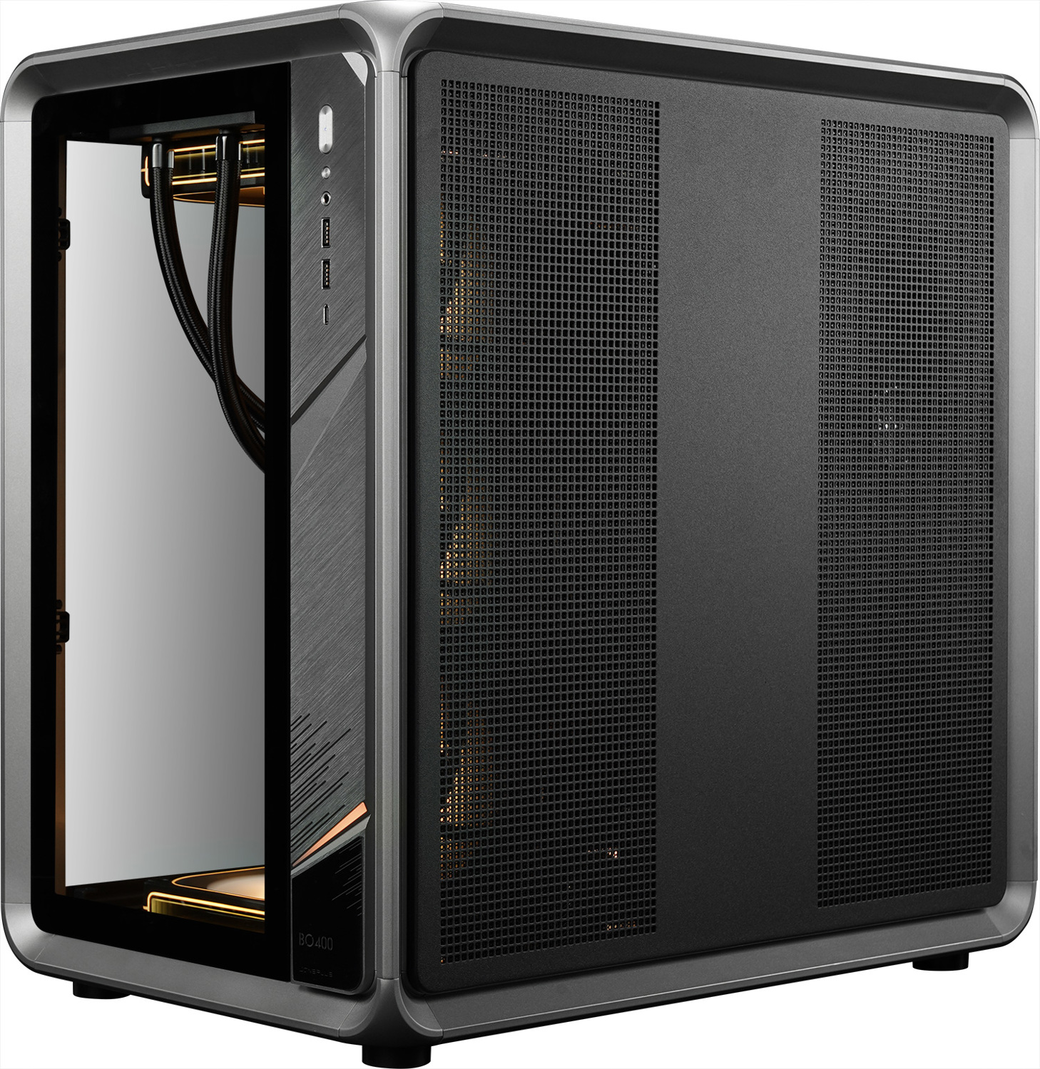 Een computerkast met een glazen zijpaneel wordt getoond. Het heeft een zwart gaasfront, zilveren frame en zichtbare interne componenten.