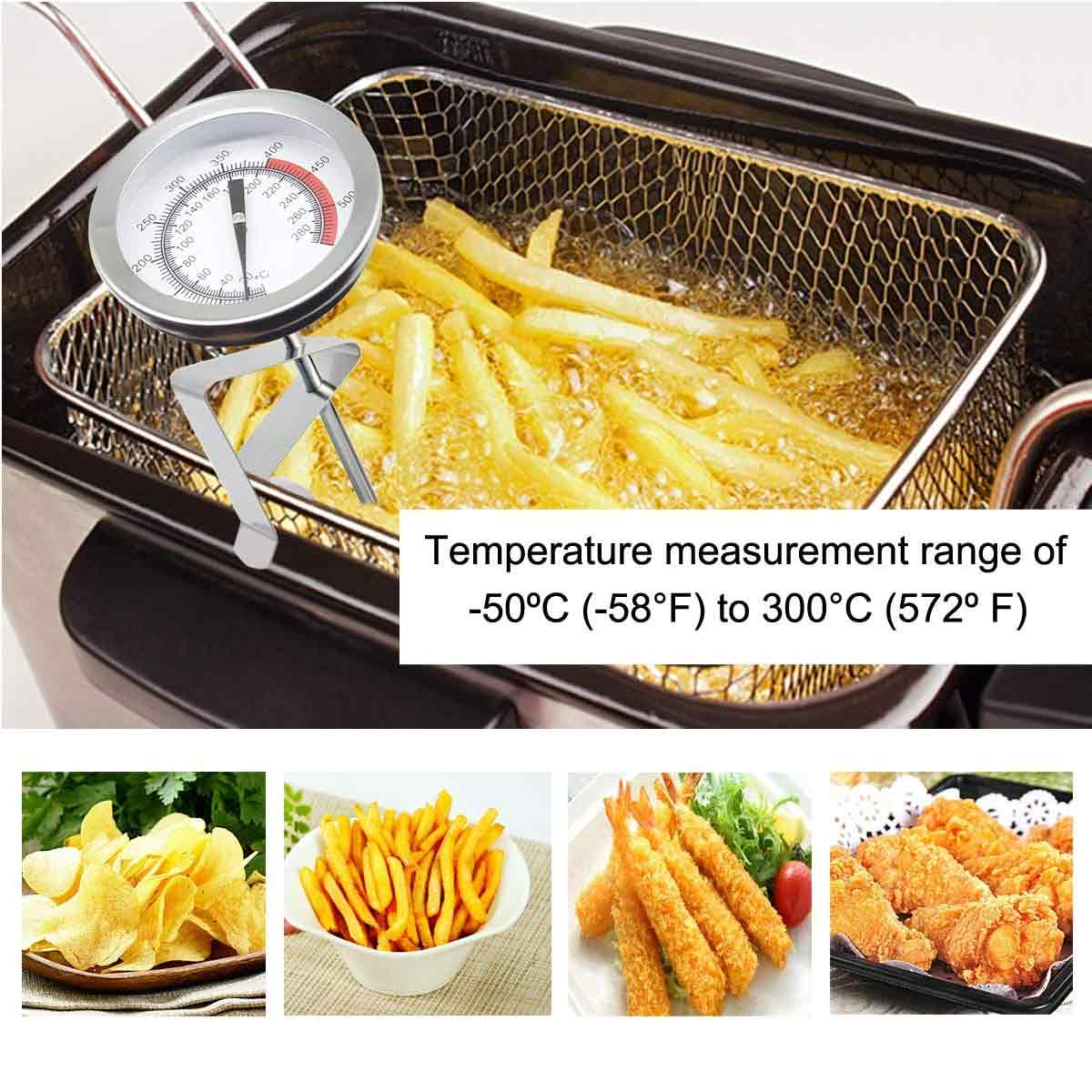 Eine Fritteuse mit Pommes Frites und einem Thermometer. Der Frittierkorb enthält Pommes Frites in heißem Öl. Das Thermometer zeigt die Temperatur.