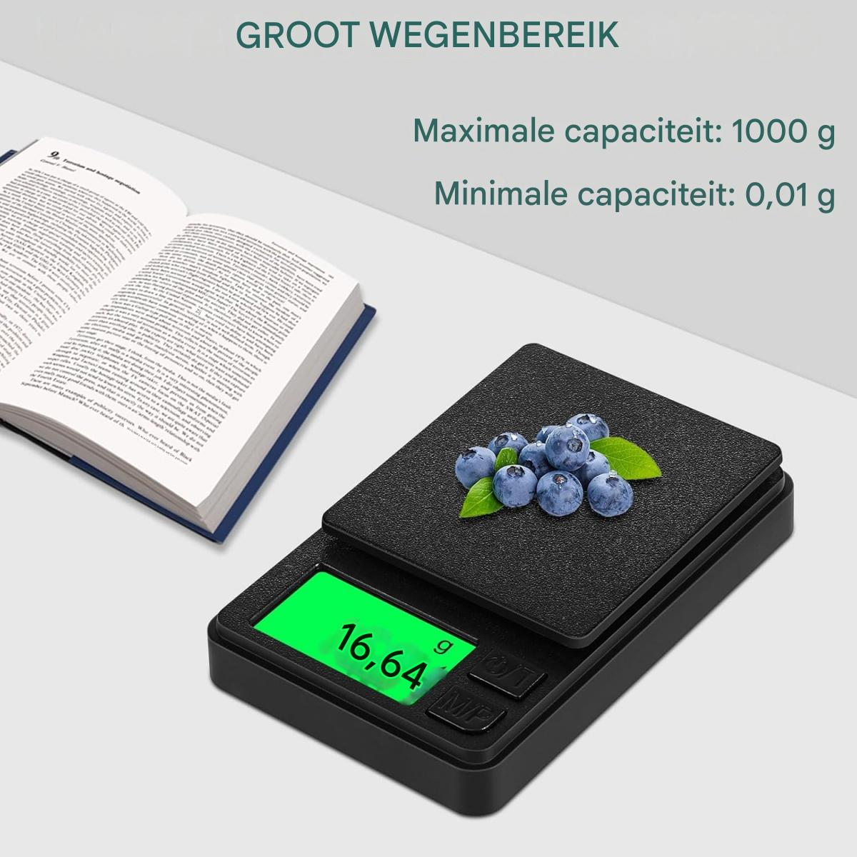 Eine Digitalwaage zeigt 16,64 g an. Blaubeeren liegen darauf. Im Hintergrund ein offenes Buch.