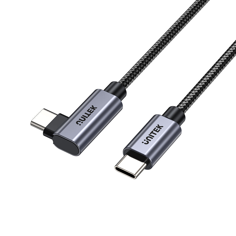 Zwei USB-C-Kabel, abgewinkelt und gerade. Die Anschlüsse sind silber. Die Kabel sind schwarz geflochten. Die Markennamen sind UNITEK und QULLEK.