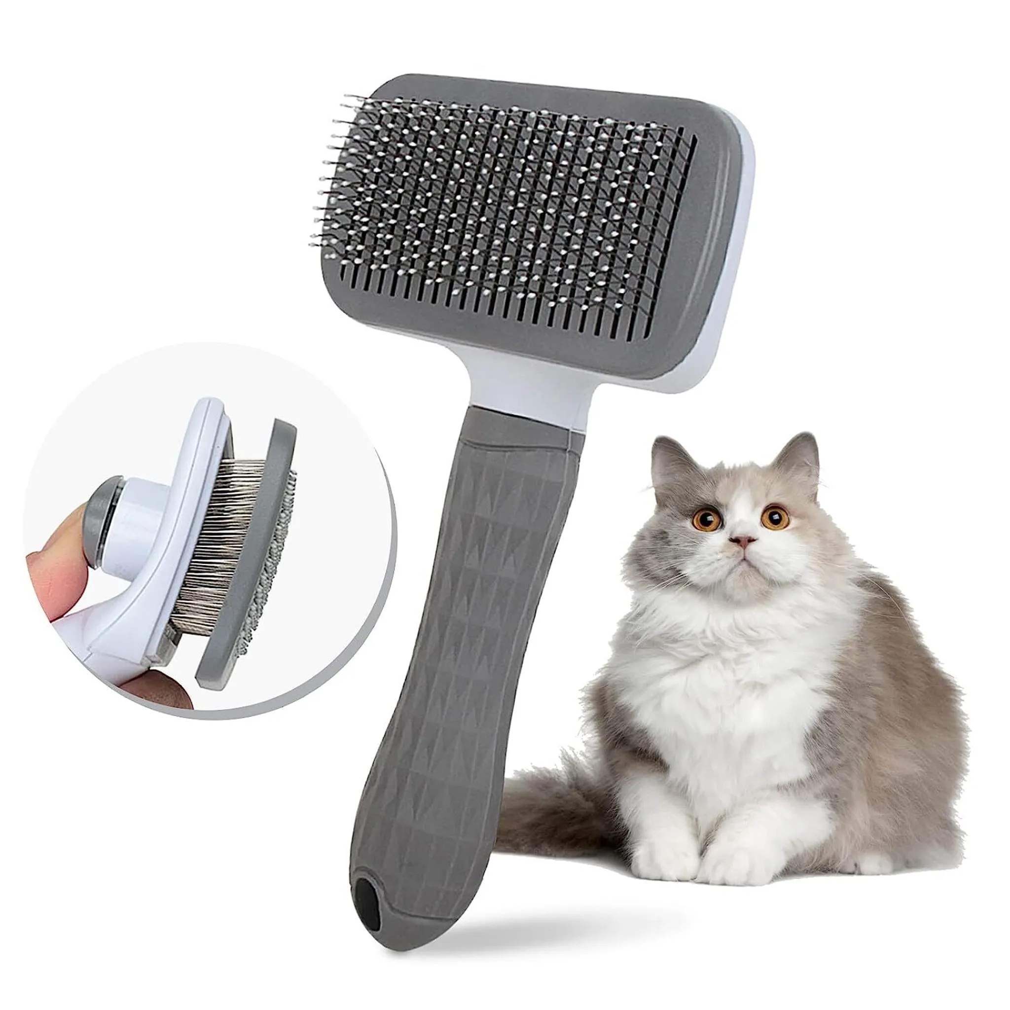 Eine Katzenbürste und eine flauschige Katze. Die Bürste ist grau und weiß. Die Katze ist grau und weiß, sitzt.