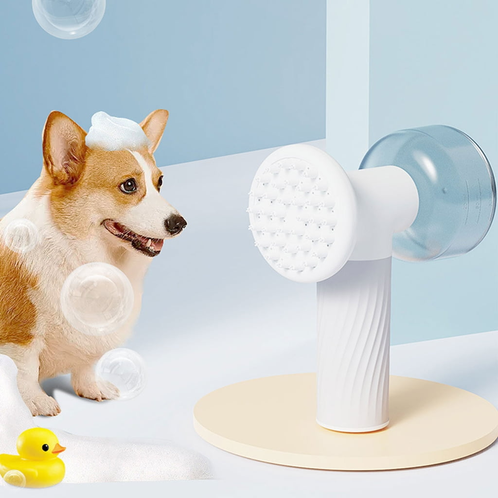 Ein Corgi mit Schaum auf dem Kopf. Eine gelbe Ente und eine weiße Haustierbürste sind zu sehen. Blasen sind vorhanden.