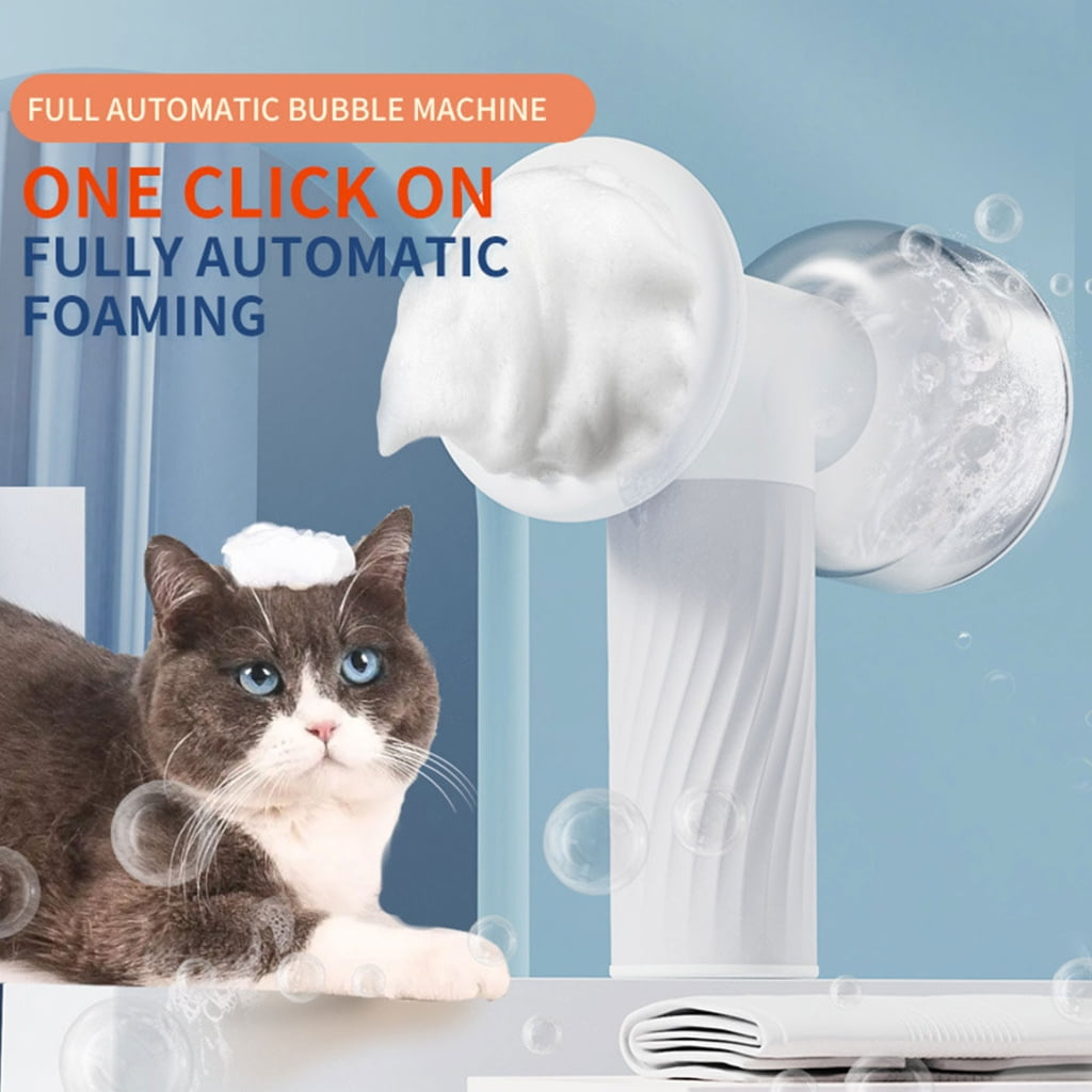 Eine Katze mit Schaum auf dem Kopf steht neben einer weißen, automatischen Schaummaschine. Blasen und Text überlagern das Bild.