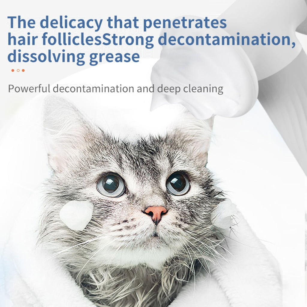 Eine Katze wird gereinigt. Es hat große blaue Augen und ist in ein Handtuch gewickelt. Der Text oben besagt, dass das Produkt Follikel reinigt und Fett löst.