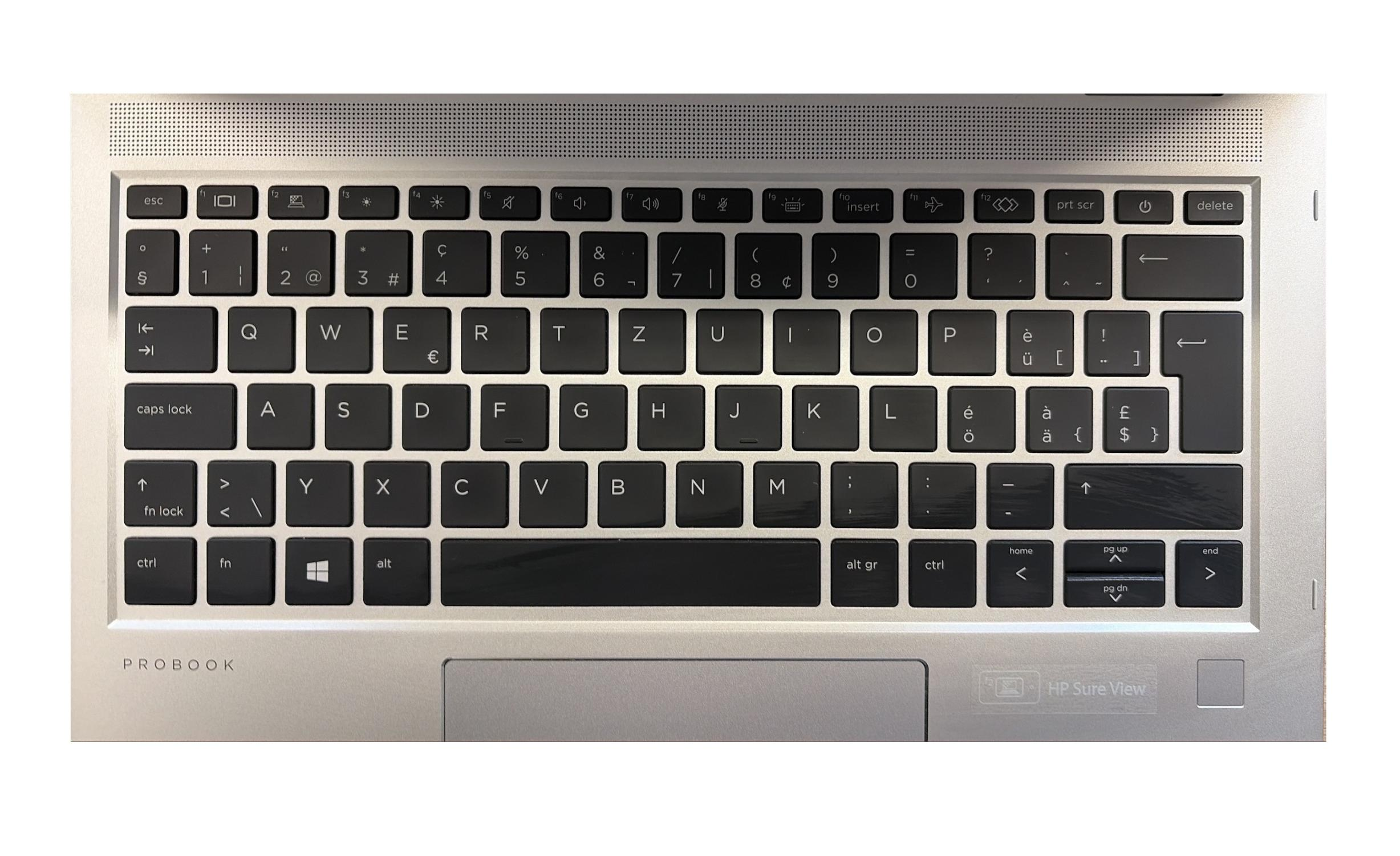 Laptop-Tastatur mit schwarzen Tasten und weißen Buchstaben. Silberner Rahmen und Oberseite. Inklusive Funktionstasten.