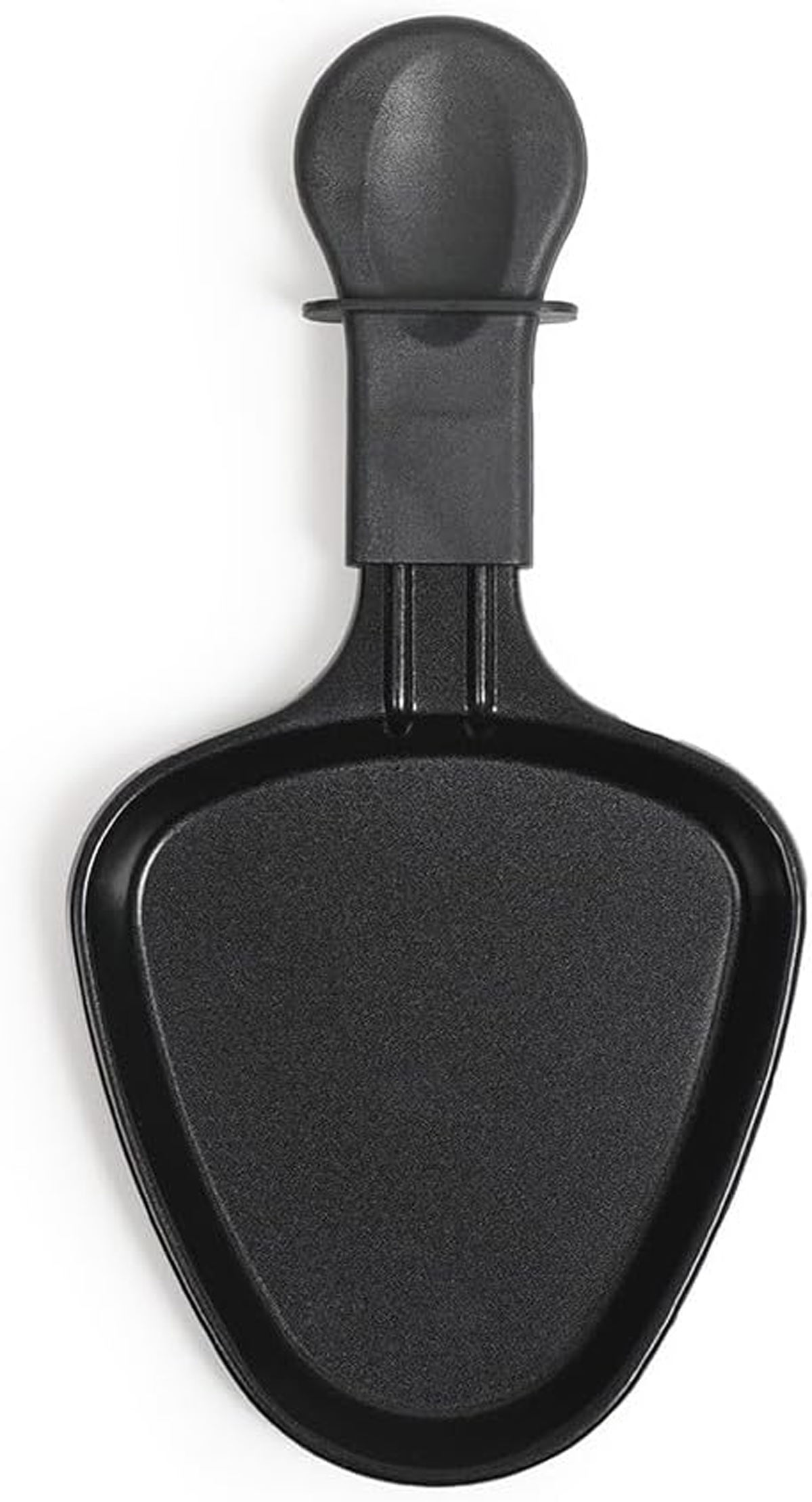Schwarzer Raclette-Grillspatel. Er hat einen Griff, einen schmalen Hals und eine breite, gebogene Kochfläche. Isoliert auf weißem Hintergrund.