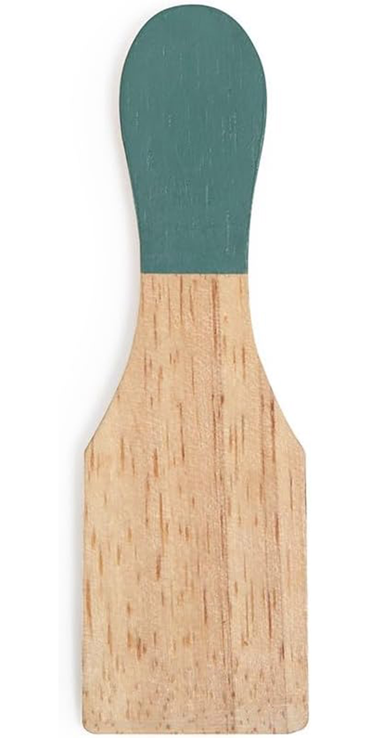 Ein Holzspatel mit tealgrüner Oberseite und natürlicher Holzmaserung auf weißem Hintergrund.