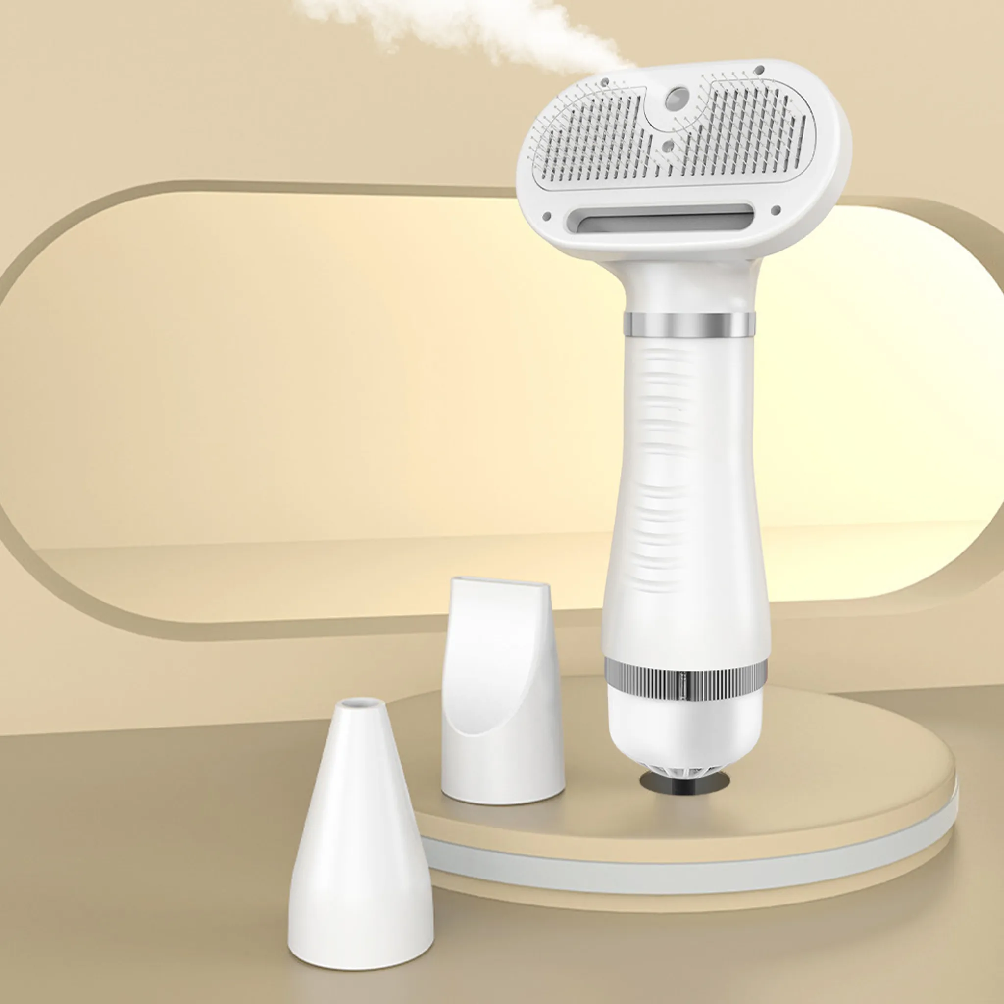Ein weißes Gerät zur Fellpflege mit Dampf und zwei Aufsätzen auf einer beigefarbenen Plattform.