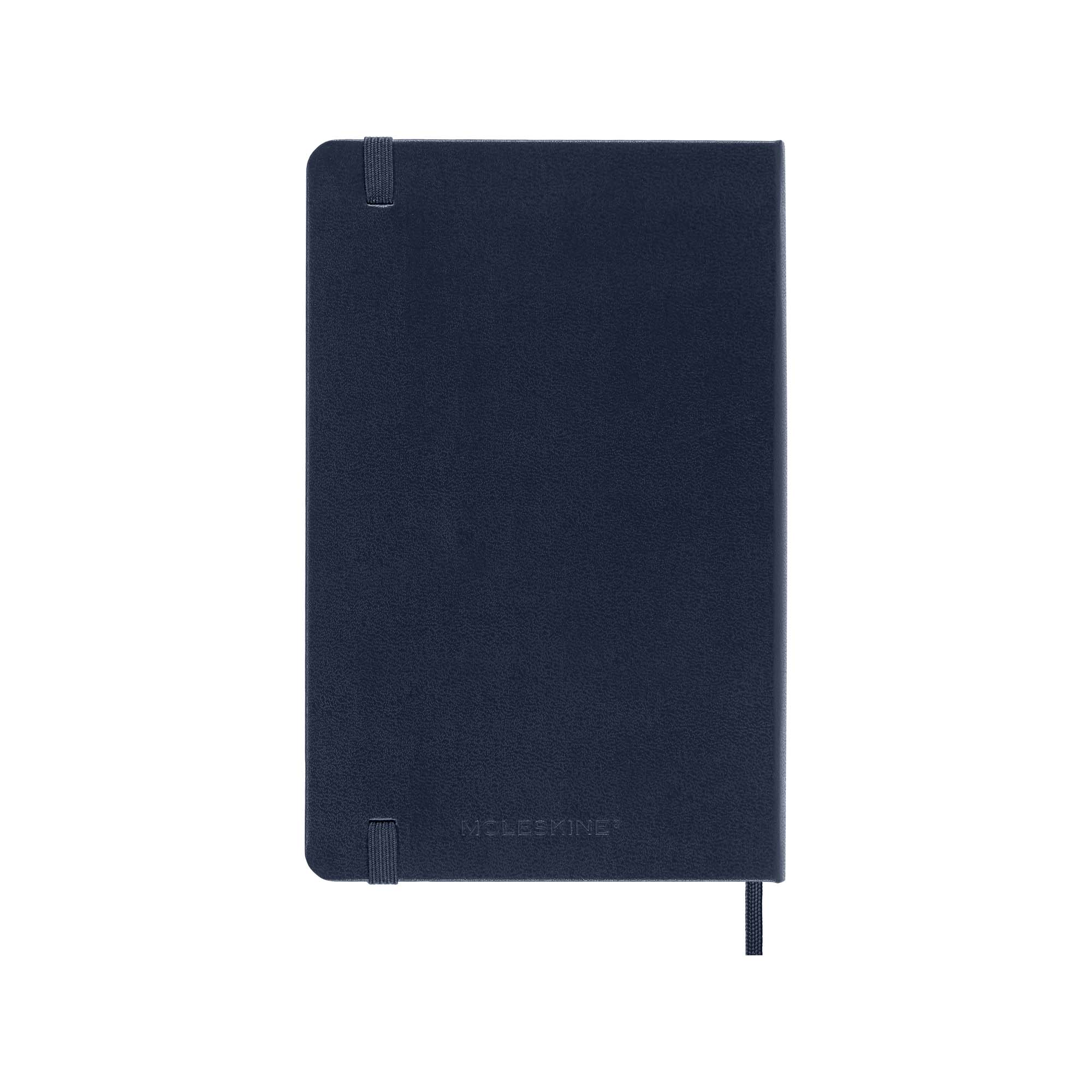 Ein marineblaues Moleskine-Notizbuch. Es hat ein Lesezeichen und einen elastischen Bandverschluss. Der Hintergrund ist weiß.