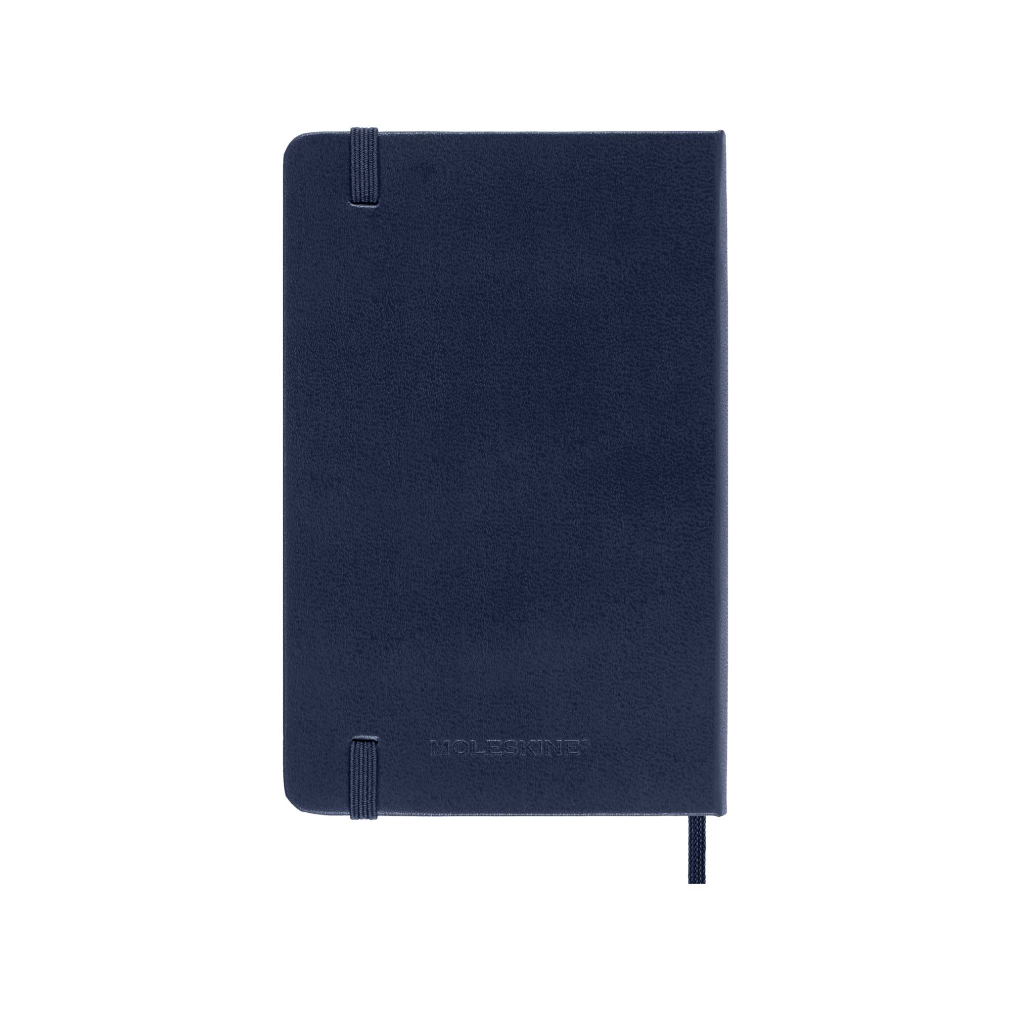 Ein marineblaues Moleskine-Notizbuch. Es hat einen Gummizug und ein Lesezeichen. Der Hintergrund ist weiß.