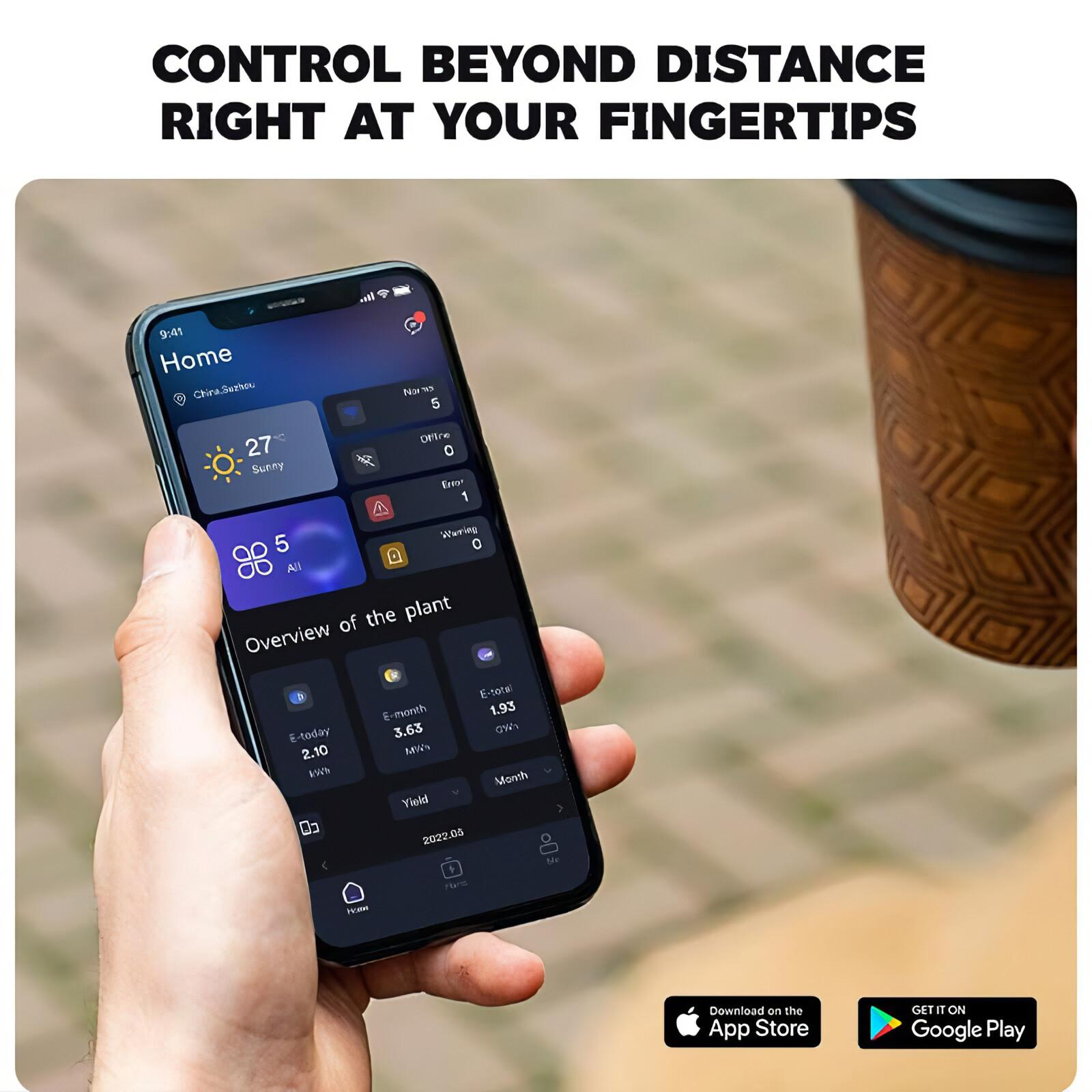 Eine Hand, die ein Smartphone mit Pflanzendaten hält. Im Hintergrund befindet sich eine Kaffeetasse.