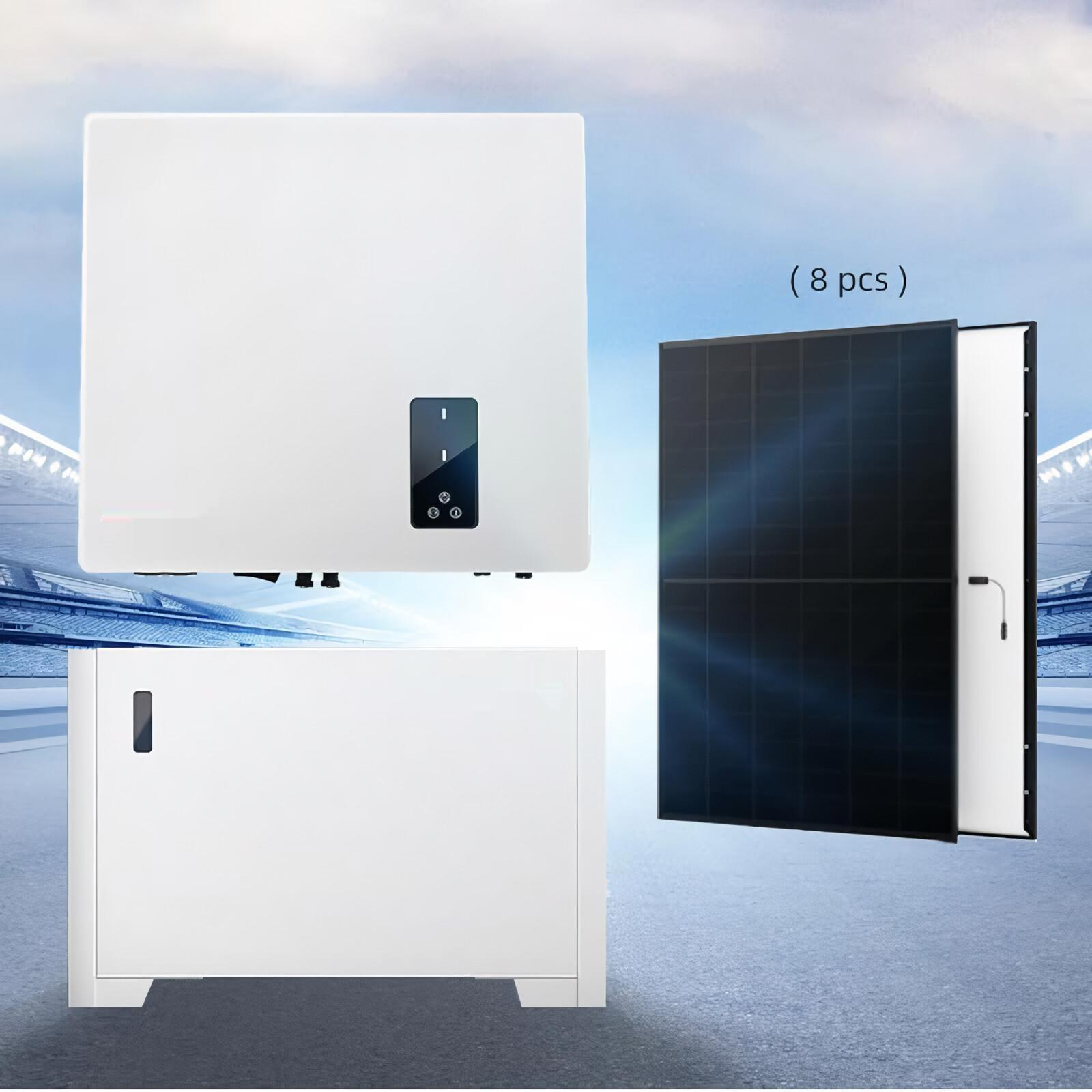 Das Bild zeigt Solarmodule und weiße Kästen, möglicherweise Wechselrichter, mit blauem Himmel im Hintergrund. Text: '8 Stk'.