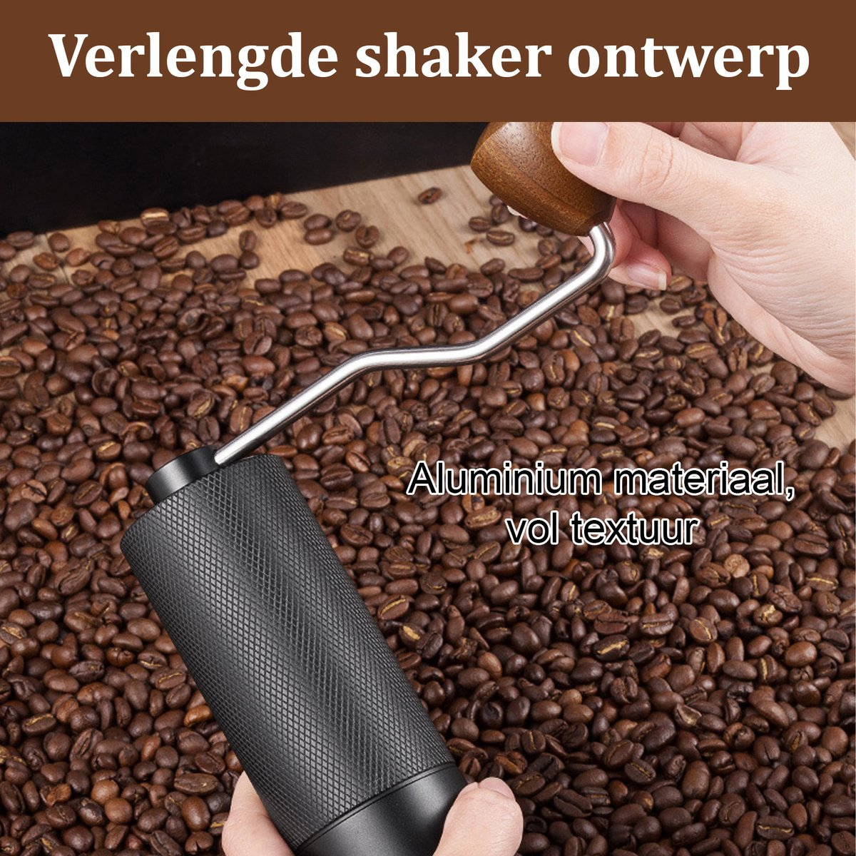 Eine Hand mahlt Kaffeebohnen mit einer manuellen Mühle. Die Mühle ist schwarz und die Bohnen liegen auf Holz.