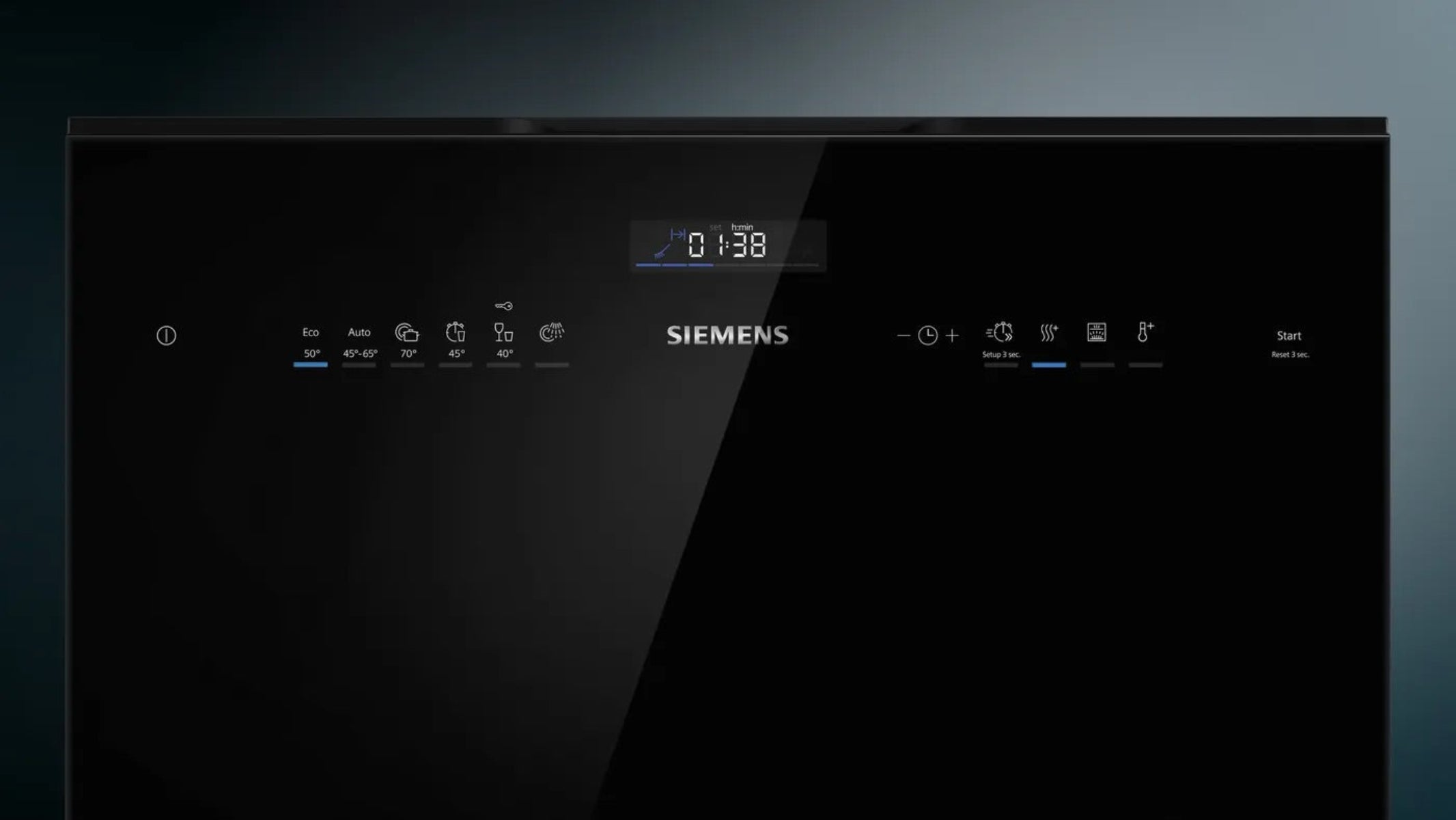 Czarny panel sterowania zmywarki Siemens. Wyświetla czas, opcje programu i przyciski ustawień.