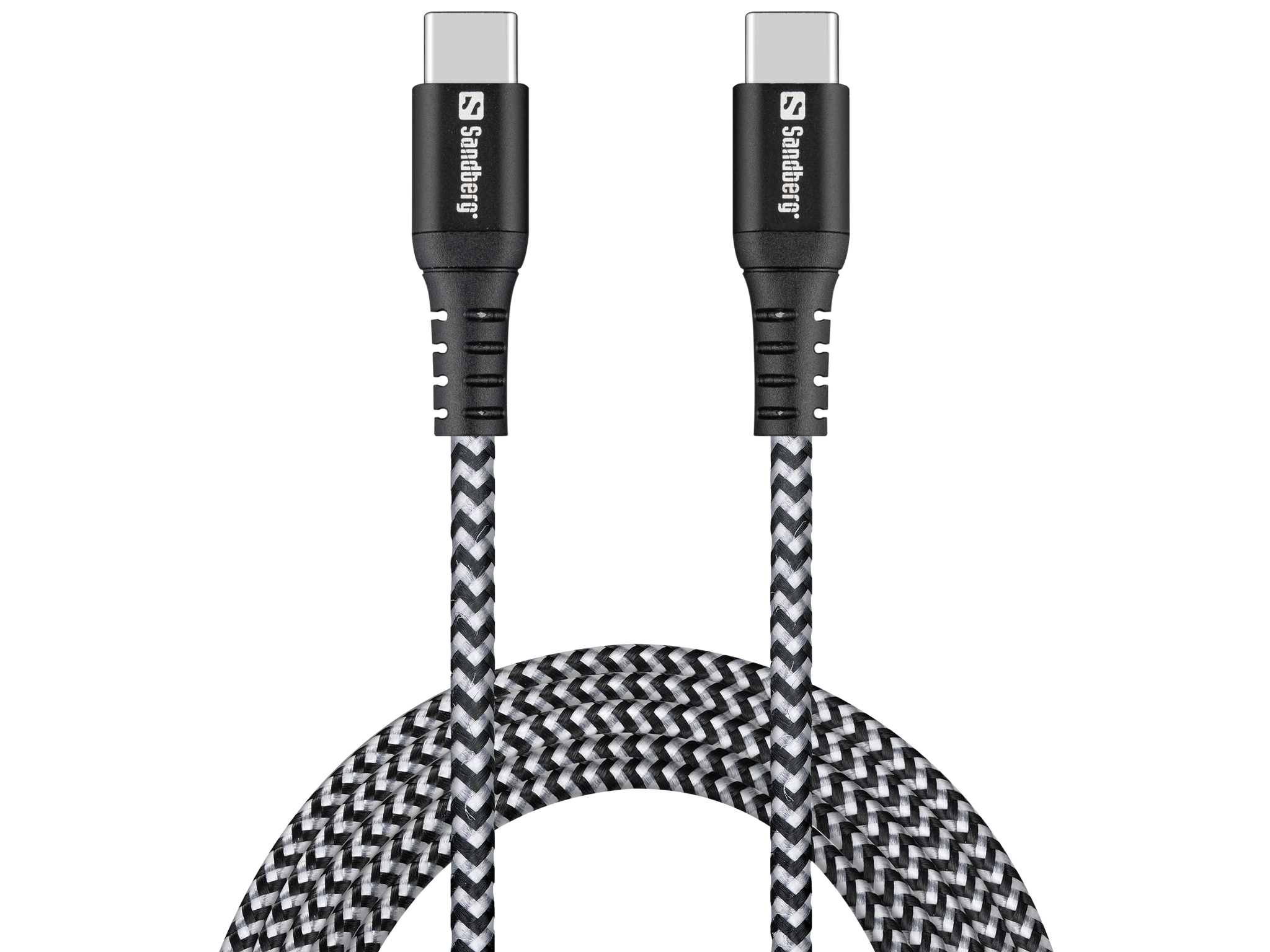 Dwa kable USB-C Sandberg, czarne złącza z białym logo Sandberg. Kable są czarno-białe plecione. Białe tło.