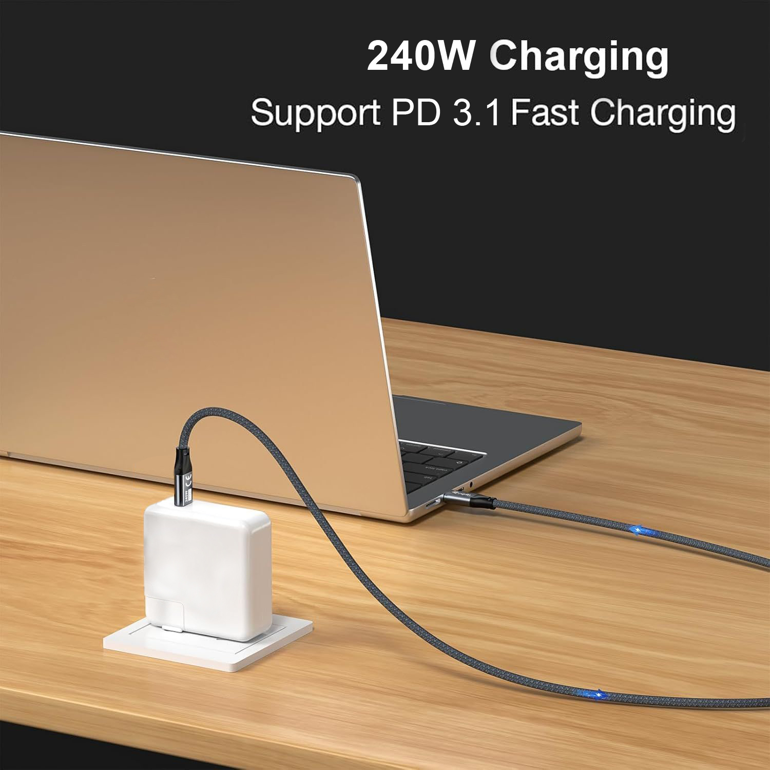 Ładowanie laptopa za pomocą białego adaptera. Szary kabel łączy laptop i adapter. Tekst: Ładowanie 240W, Obsługa PD 3.1.