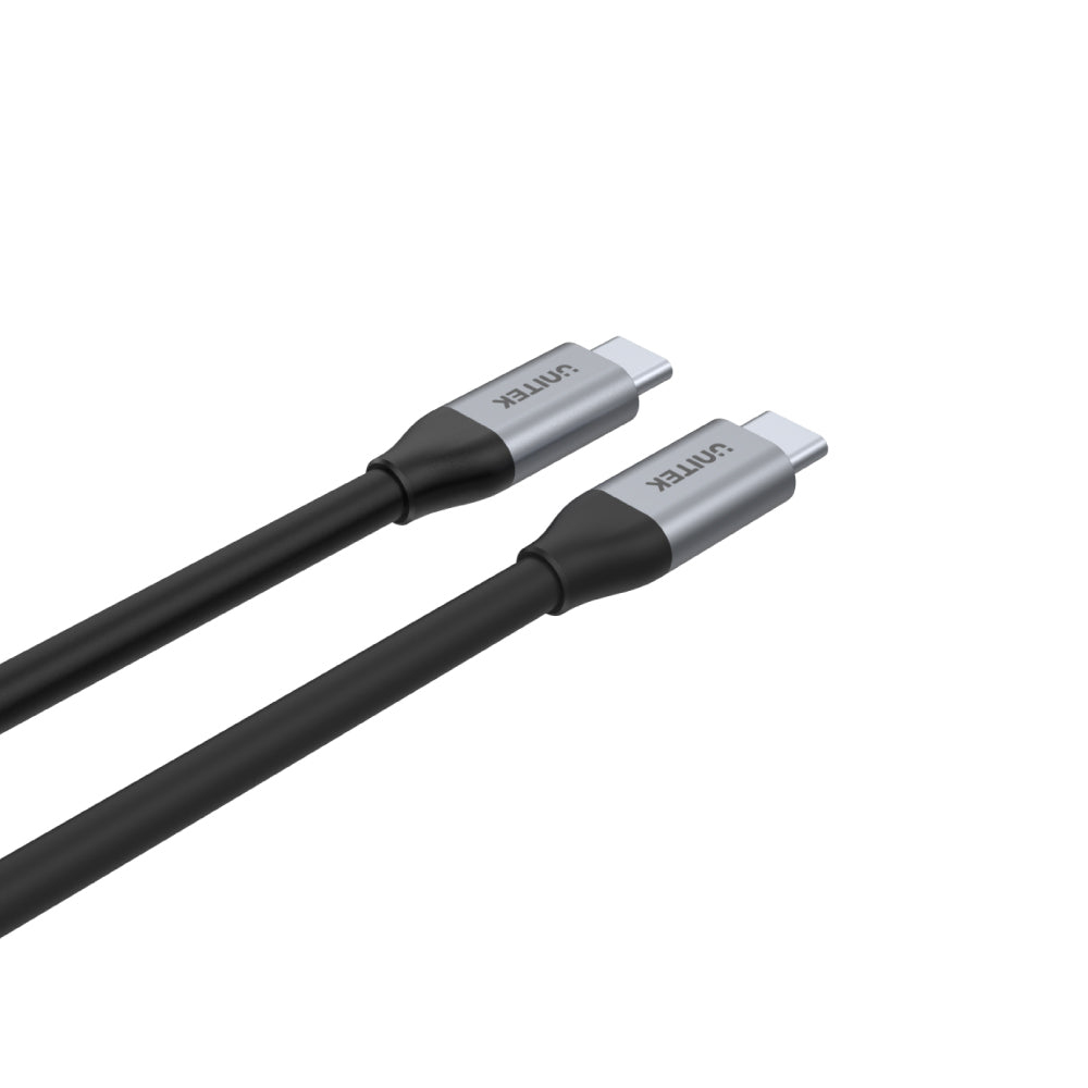 Twee zwarte USB-C kabels, elk met een zilveren connector en het 'UNITEK' logo. Diagonaal geplaatst tegen een witte achtergrond.