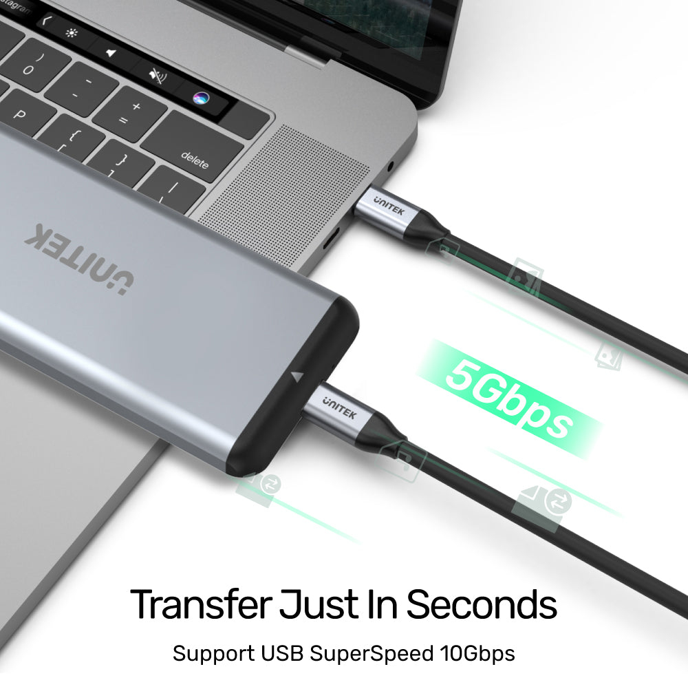 Een laptop met een zilveren harde schijf verbonden via zwarte kabels. De tekst geeft 5 Gbps overdrachtssnelheid en USB SuperSpeed 10 Gbps ondersteuning aan.
