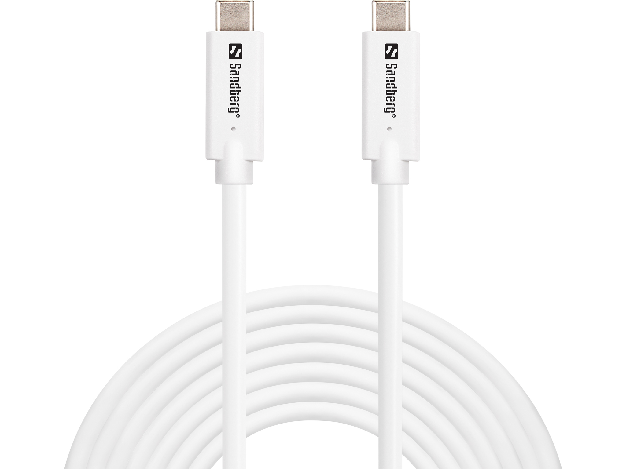 Due cavi USB-C Sandberg bianchi. I connettori sono argentati. I cavi sono arrotolati e lo sfondo è bianco.