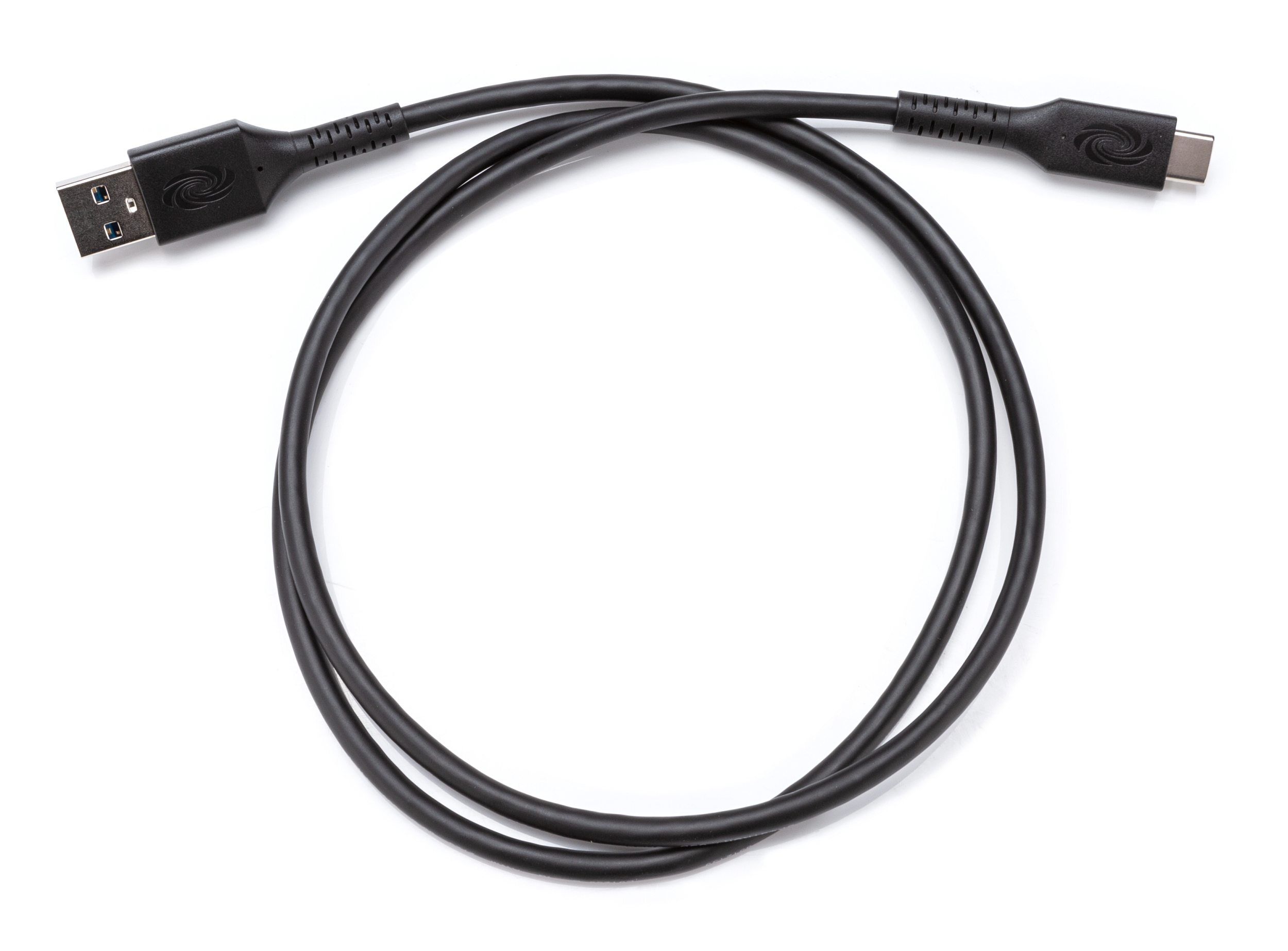 Un cavo nero USB-C a USB-A giace su una superficie bianca. Entrambe le estremità hanno connettori e il cavo è curvo.