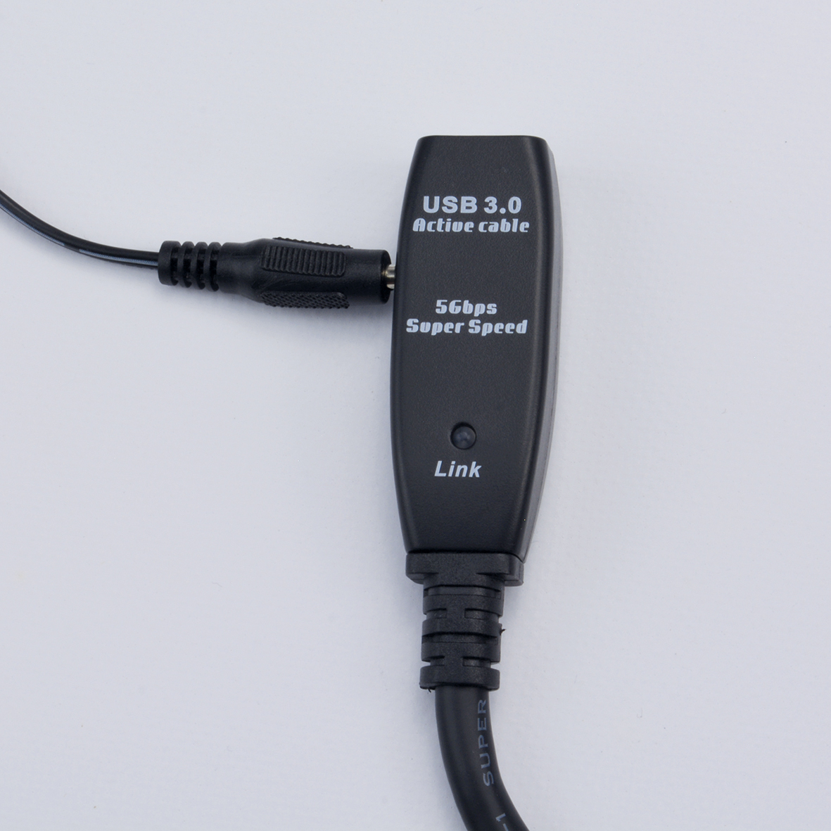 Ein schwarzes USB 3.0-Aktivkabel mit eingestecktem Stecker. Auf dem Kabel steht 'USB 3.0 Active cable' und '56Gbps Super Speed'.
