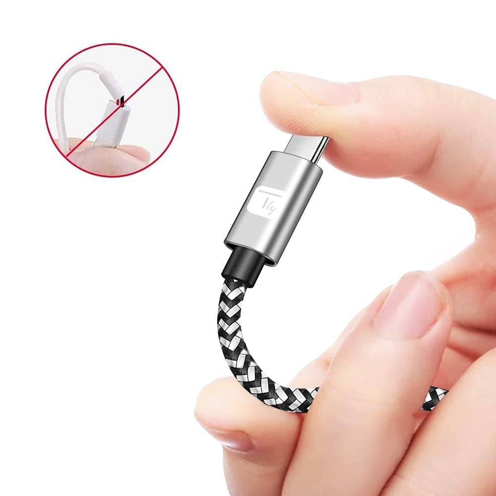 Una mano tiene un cavo di ricarica USB-C. Il cavo è argentato e intrecciato nero. Una piccola immagine di un cavo incompatibile è sullo sfondo.