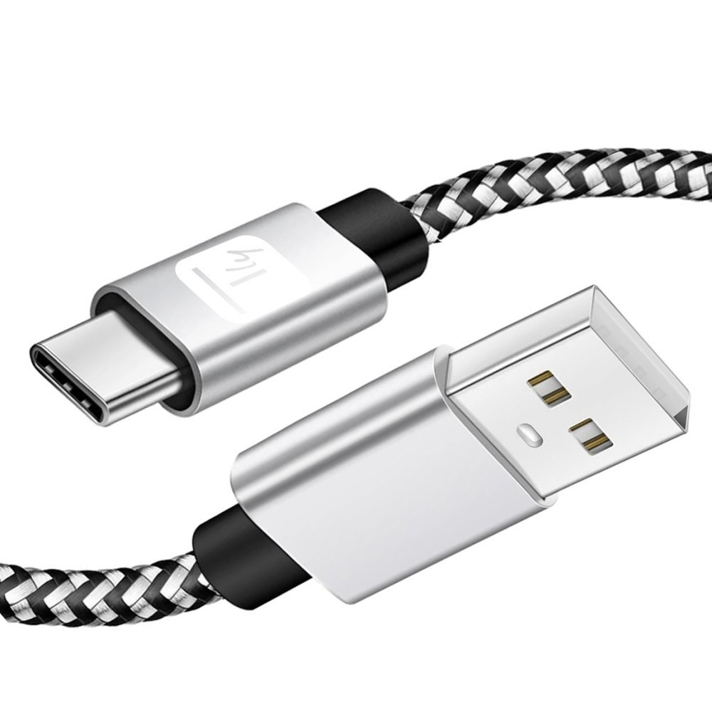 Un cavo da USB-C a USB-A è mostrato. I connettori sono argentati, con un cavo intrecciato bianco e nero. Un'estremità è USB-C.