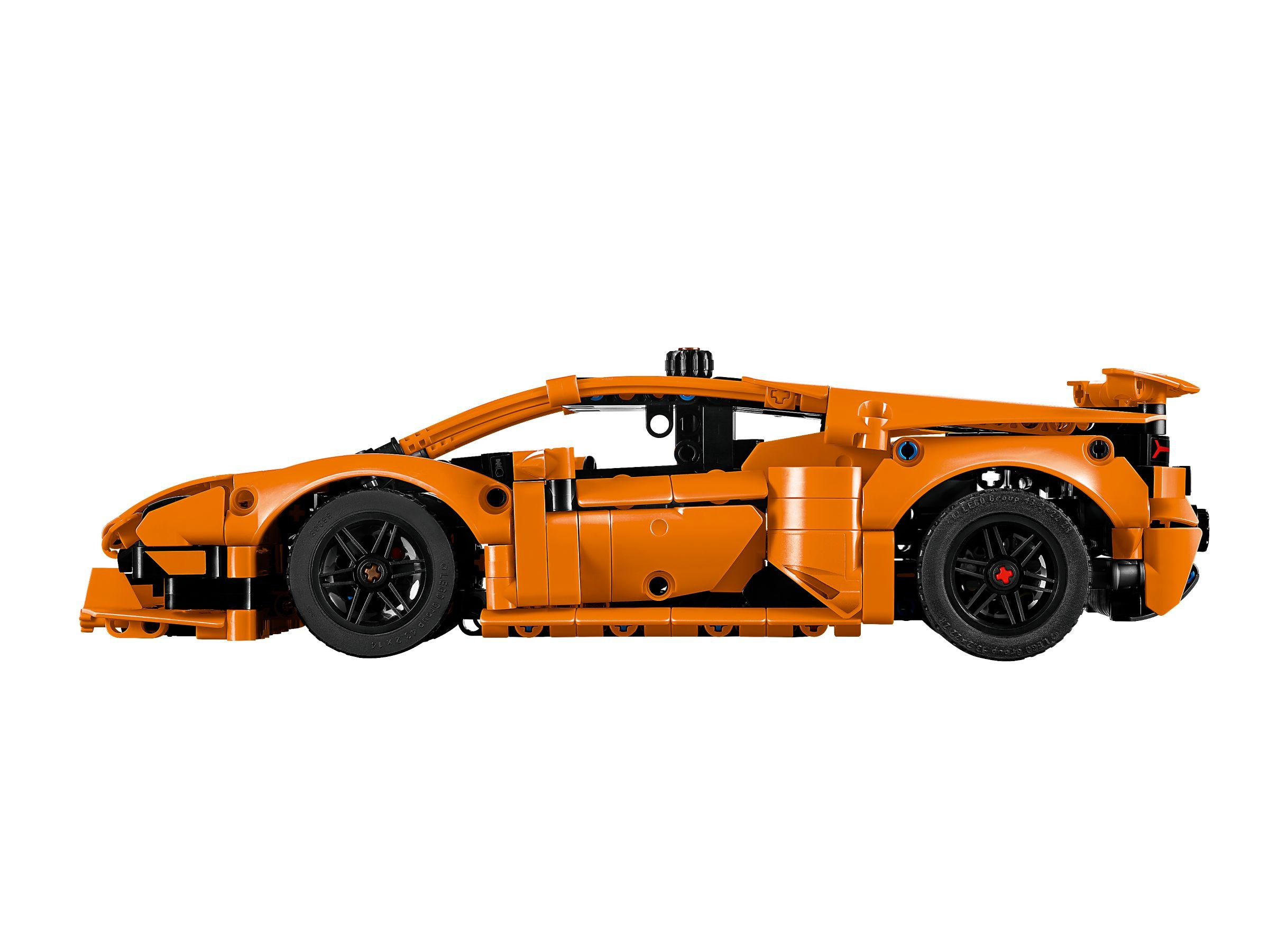 Ein orangefarbenes Lego-Auto ist von der Seite zu sehen. Es hat schwarze Räder und einen weißen Hintergrund.