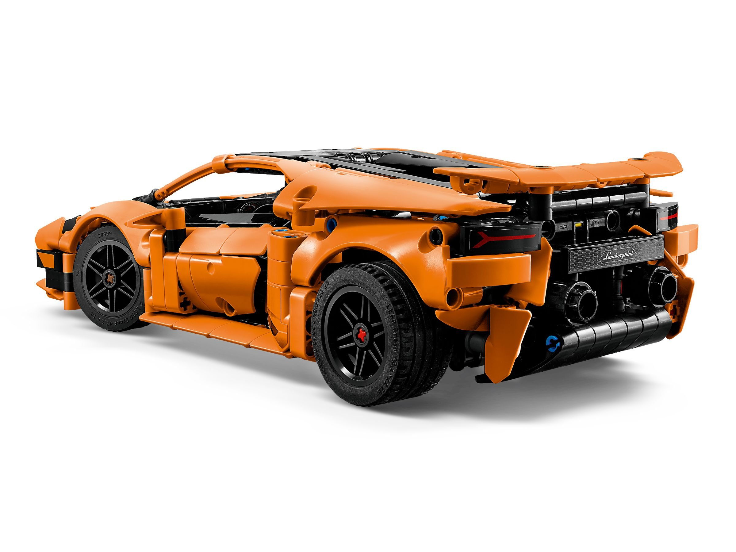 Ein orangefarbener Lego Lamborghini-Sportwagen auf weißem Hintergrund. Er hat schwarze Räder und schwarze Akzente.