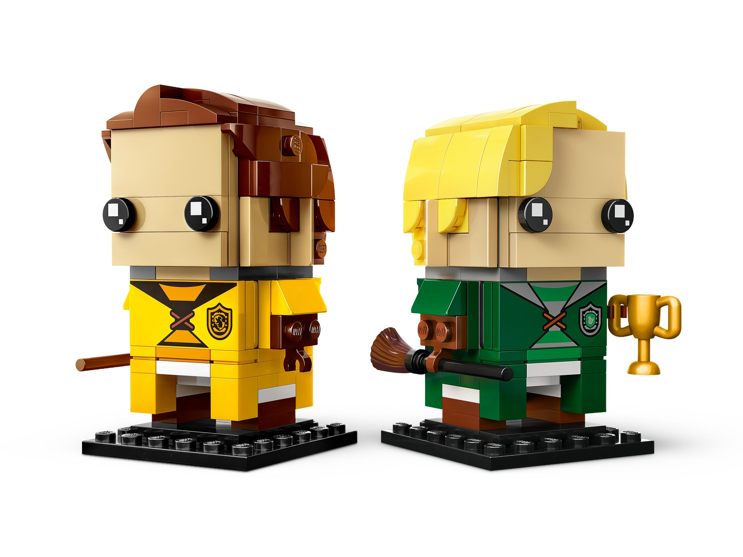 Zwei Lego-Figuren, eine gelbe mit braunen Haaren und eine grüne mit gelben Haaren. Jede steht auf einer schwarzen Basis.