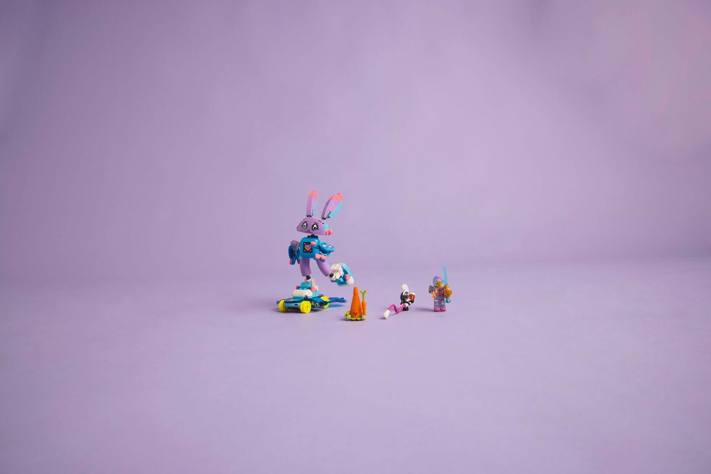 Ein violetter Hintergrund mit Lego-Figuren: ein Kaninchen, Karotten und zwei weitere Charaktere, einer mit einem Schwert.