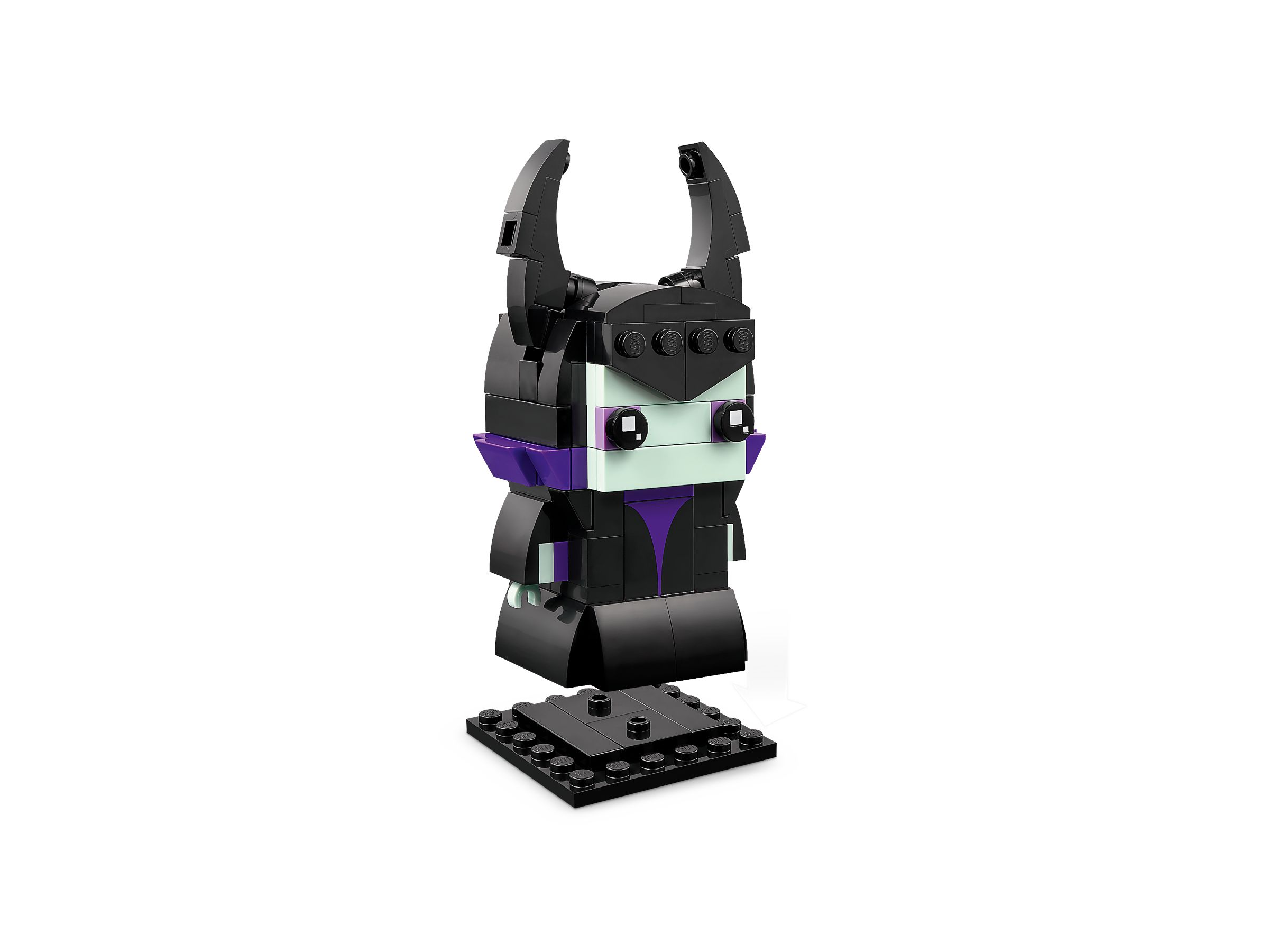 Eine LEGO-Figur von Maleficent, schwarze Hörner, lila und schwarzes Kleid. Auf schwarzer Basis, weißer Hintergrund.