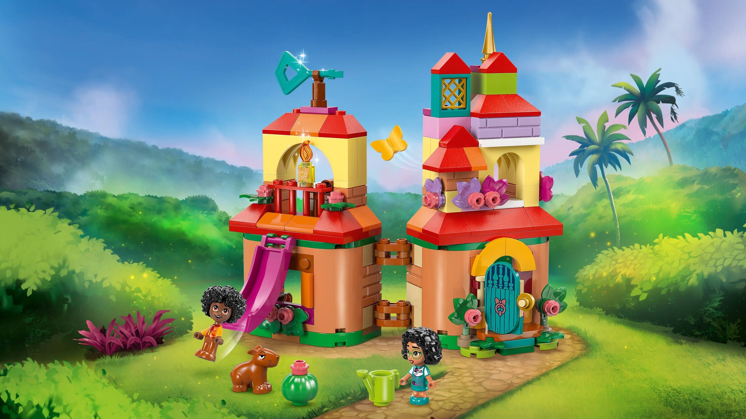 Buntes Lego-Haus mit Figuren. Ein Schmetterling fliegt. Üppiger grüner Hintergrund mit Palmen. Figuren im Vordergrund.