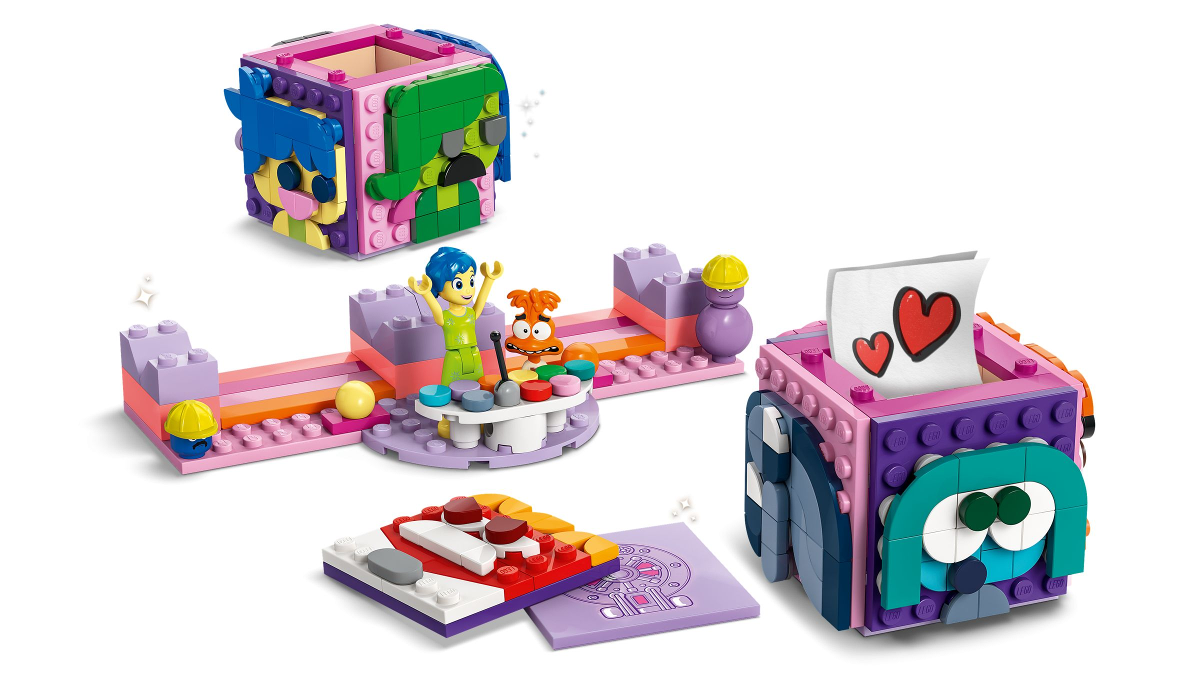 Lego-Set mit Figuren aus Alles steht Kopf. Es umfasst Würfelstrukturen mit Gesichtern und einen Spielbereich mit Figuren.