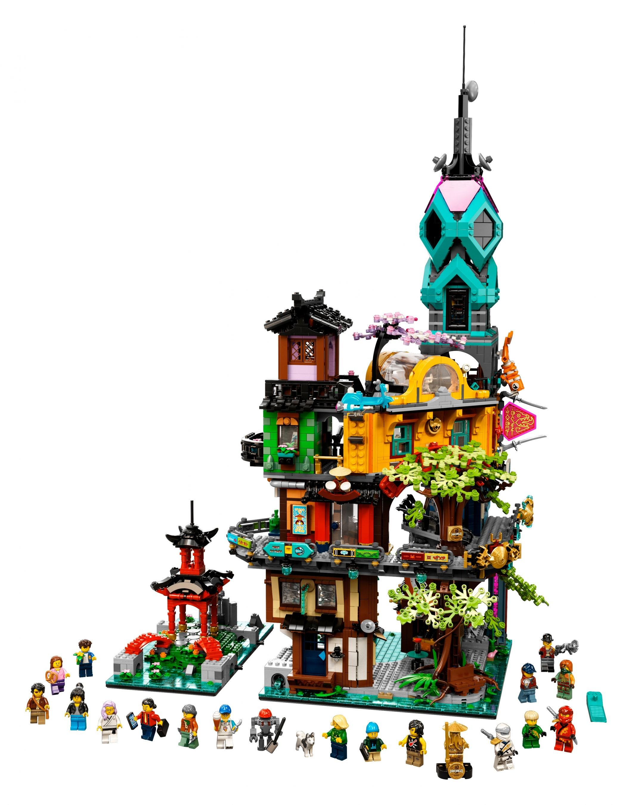 Ein farbenfrohes Lego Ninjago-Set mit einem hohen Gebäude, Pagoden, Bäumen und vielen Minifiguren auf weißem Hintergrund.