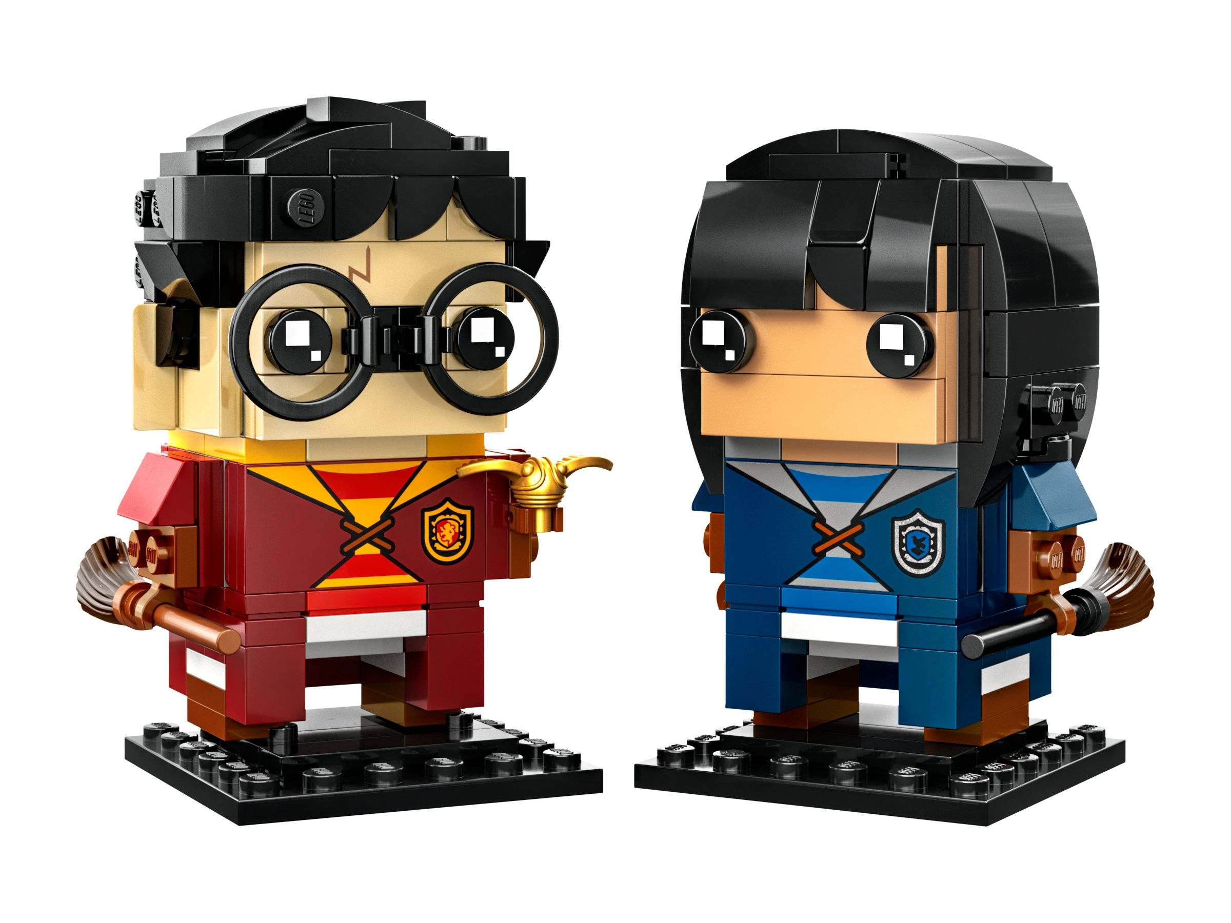 Zwei Lego-Figuren, eine in Rot und Gold, hält einen goldenen Schnatz. Die andere in Blau, hält einen Besen.