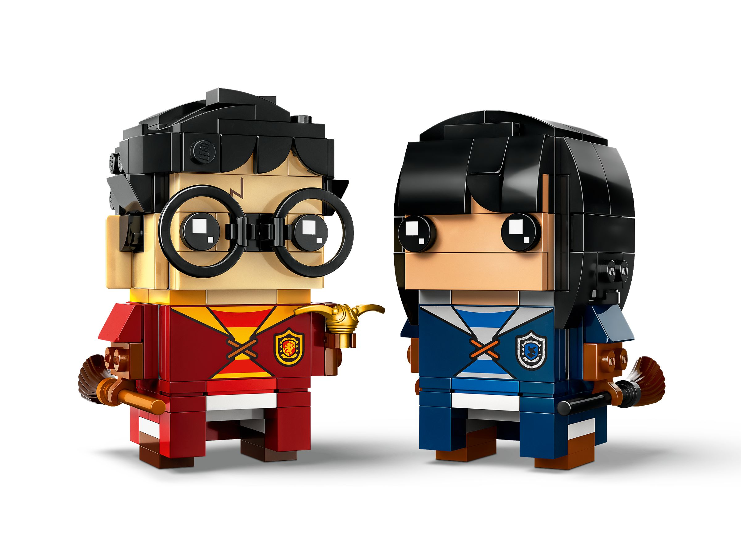 Zwei Lego-Figuren: Harry Potter mit Brille und Besen und eine andere mit dunklem Haar und einem Besen.