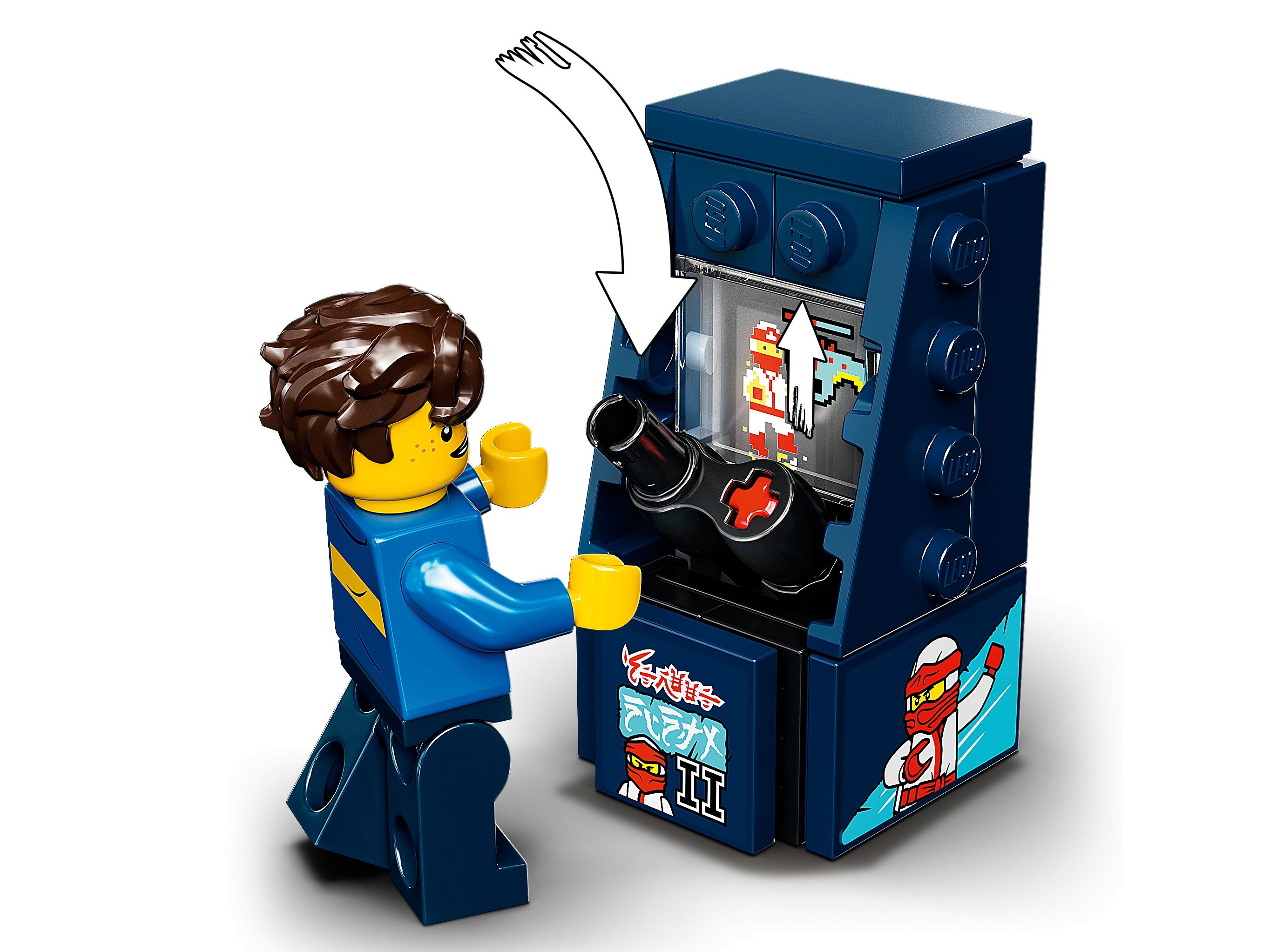 Eine Lego-Figur spielt ein Arcade-Spiel. Das Spiel ist blau und zeigt einen roten Charakter auf dem Bildschirm.