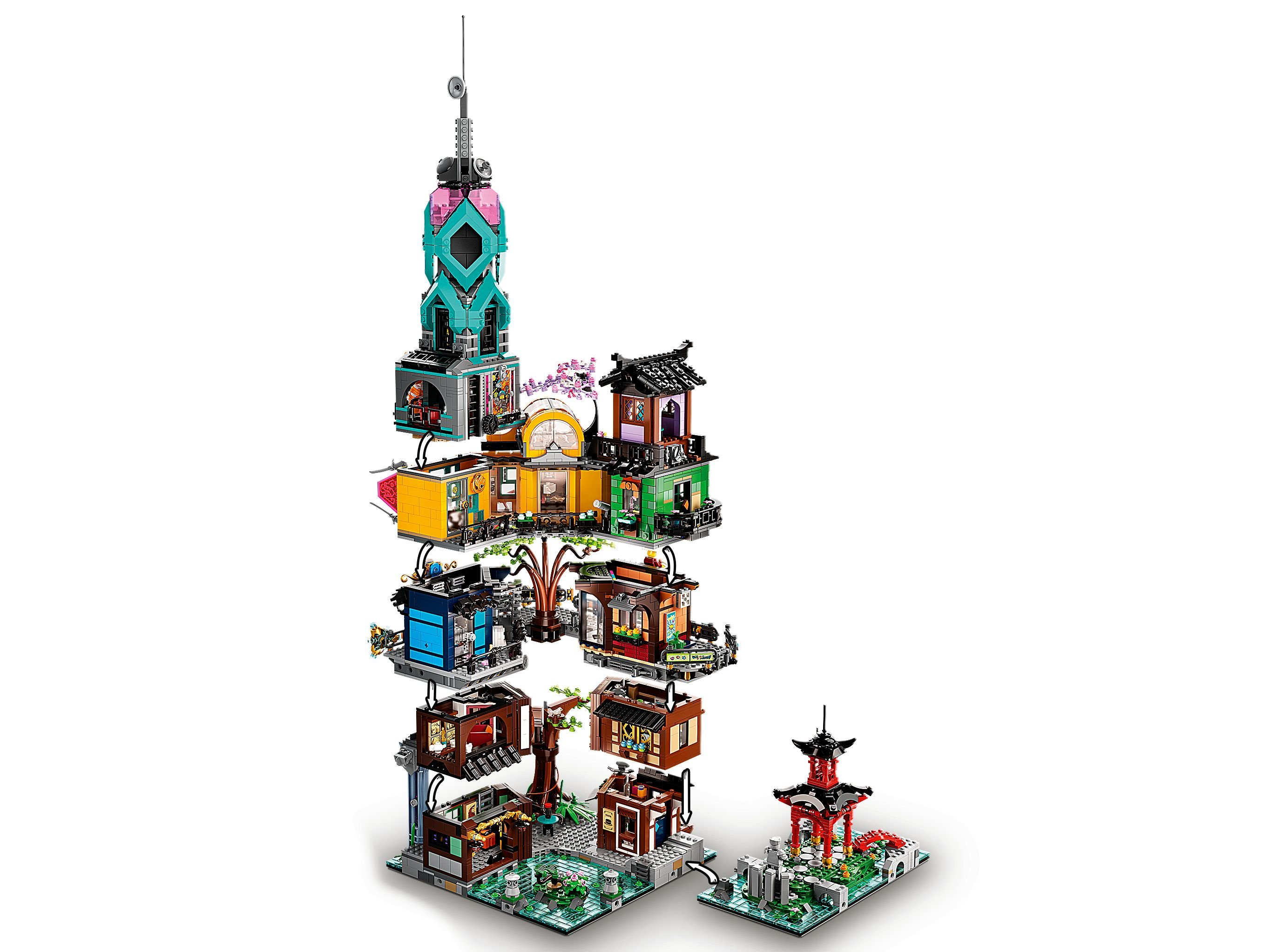 Ein Lego-Set mit mehreren hoch gestapelten Gebäuden. Das Set enthält einen hohen Turm und eine Pagode.